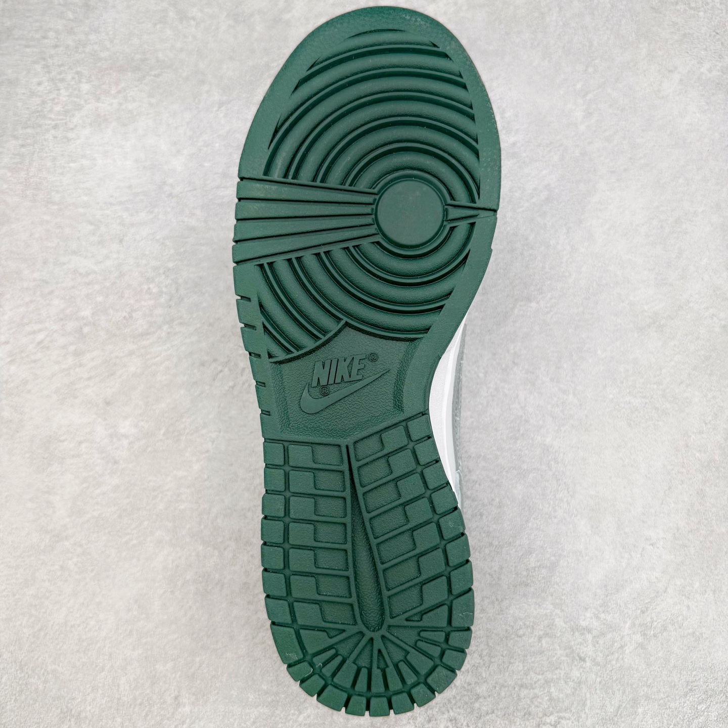 图片[9]-＃YC纯原 NK Dunk Low 青花蛇骨 DD1391-101 此款设计灵感来源于青花蛇蜕，鞋面以冷白釉色为基底，淡青水痕似静脉状铺张，渐变灰调Swoosh呈现半透明状若隐若现，形成景德青花般的釉下裂纹。墨绿泼溅从鞋跟向鞋头渐变晕染，凝结成赛博青苔，鞋身再以涂鸦笔触沾染苔迹，如同街头艺术家在球鞋表面完成即兴水墨行为。定制系列天花板 无原鞋不开发 全系列得物原鞋一比一校对开发 配色持续更新中 终端对接 优势输出 全套原厂楦头原纸板数据档案倾力打造 原汁原味莞产 极致还原 圈内最强针车工艺 高端零售指定版 广东原厂配套原盒原标 鞋盒分三个尺码段 原厂冲刀 超高清洁度 全鞋零毛边皮料切割 采用原厂百宏鞋带以及原厂百宏织唛舌标 内标可供原厂几率过验 进口原装条纹中底布 四线拉帮白色点胶 原厂拉帮手法遵循公司 原厂电绣 极致还原 尺码：36 36.5 37.5 38 38.5 39 40 40.5 41 42 42.5 43 44 44.5 45 46-选品中心