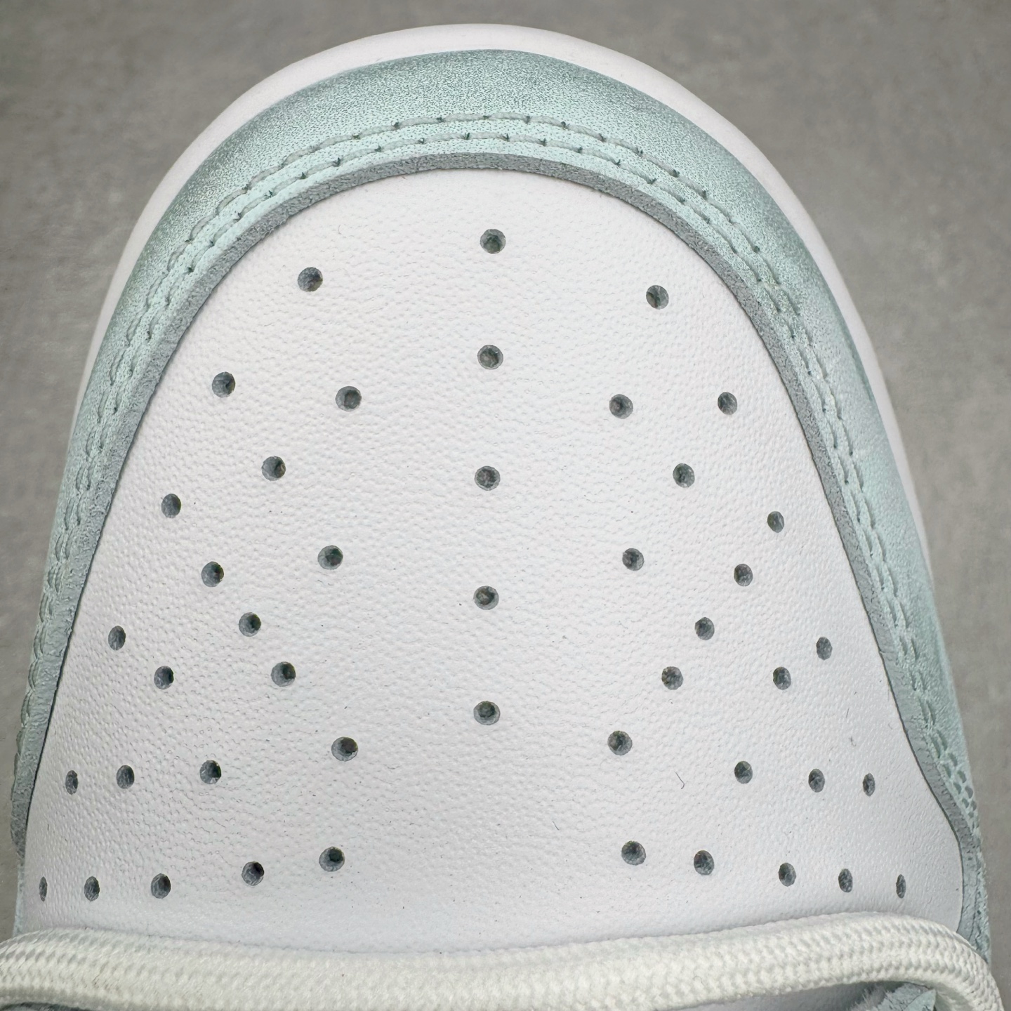 图片[14]-＃YC纯原 NK Dunk Low 青花蛇骨 DD1391-101 此款设计灵感来源于青花蛇蜕，鞋面以冷白釉色为基底，淡青水痕似静脉状铺张，渐变灰调Swoosh呈现半透明状若隐若现，形成景德青花般的釉下裂纹。墨绿泼溅从鞋跟向鞋头渐变晕染，凝结成赛博青苔，鞋身再以涂鸦笔触沾染苔迹，如同街头艺术家在球鞋表面完成即兴水墨行为。定制系列天花板 无原鞋不开发 全系列得物原鞋一比一校对开发 配色持续更新中 终端对接 优势输出 全套原厂楦头原纸板数据档案倾力打造 原汁原味莞产 极致还原 圈内最强针车工艺 高端零售指定版 广东原厂配套原盒原标 鞋盒分三个尺码段 原厂冲刀 超高清洁度 全鞋零毛边皮料切割 采用原厂百宏鞋带以及原厂百宏织唛舌标 内标可供原厂几率过验 进口原装条纹中底布 四线拉帮白色点胶 原厂拉帮手法遵循公司 原厂电绣 极致还原 尺码：36 36.5 37.5 38 38.5 39 40 40.5 41 42 42.5 43 44 44.5 45 46-选品中心