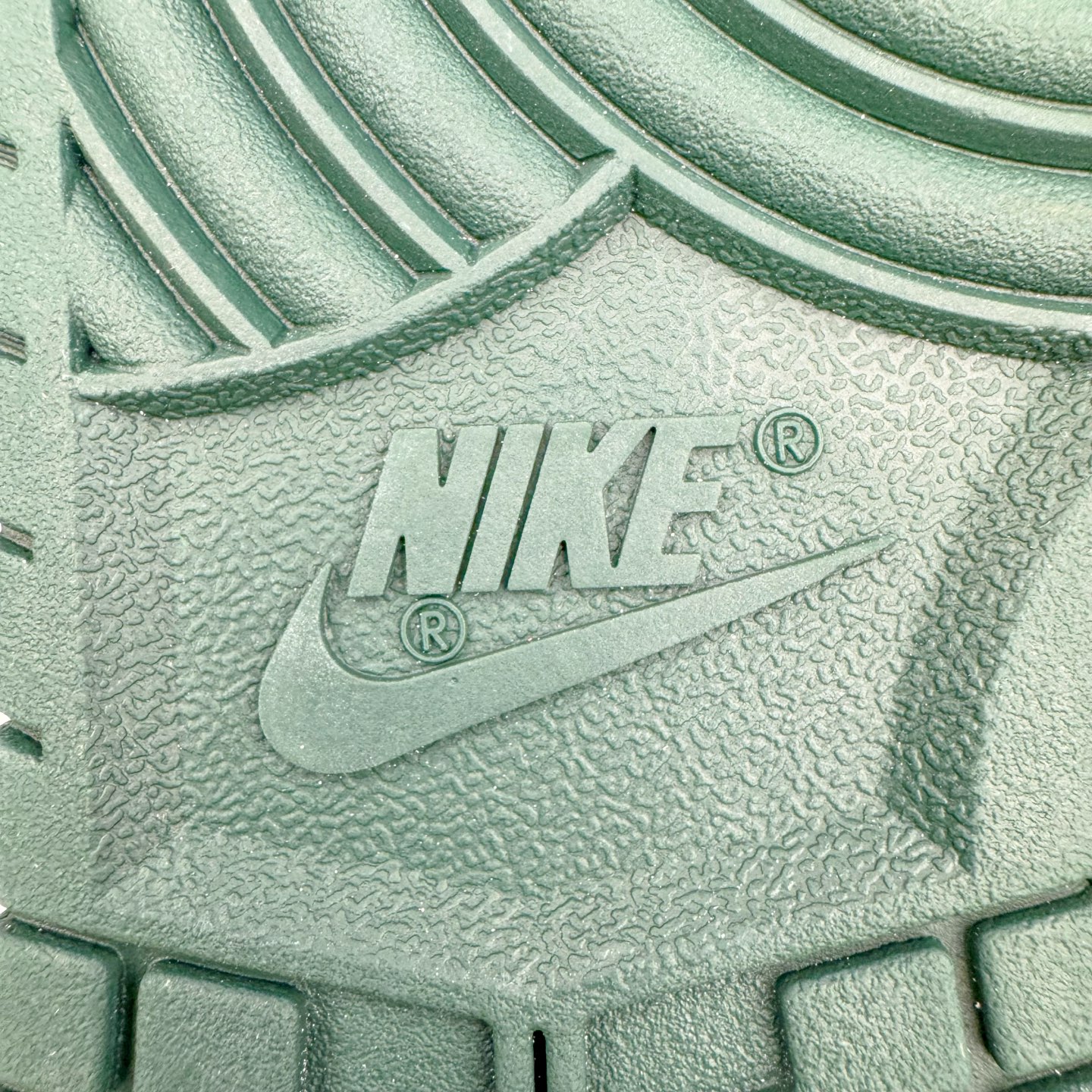 图片[20]-＃YC纯原 NK Dunk Low 青花蛇骨 DD1391-101 此款设计灵感来源于青花蛇蜕，鞋面以冷白釉色为基底，淡青水痕似静脉状铺张，渐变灰调Swoosh呈现半透明状若隐若现，形成景德青花般的釉下裂纹。墨绿泼溅从鞋跟向鞋头渐变晕染，凝结成赛博青苔，鞋身再以涂鸦笔触沾染苔迹，如同街头艺术家在球鞋表面完成即兴水墨行为。定制系列天花板 无原鞋不开发 全系列得物原鞋一比一校对开发 配色持续更新中 终端对接 优势输出 全套原厂楦头原纸板数据档案倾力打造 原汁原味莞产 极致还原 圈内最强针车工艺 高端零售指定版 广东原厂配套原盒原标 鞋盒分三个尺码段 原厂冲刀 超高清洁度 全鞋零毛边皮料切割 采用原厂百宏鞋带以及原厂百宏织唛舌标 内标可供原厂几率过验 进口原装条纹中底布 四线拉帮白色点胶 原厂拉帮手法遵循公司 原厂电绣 极致还原 尺码：36 36.5 37.5 38 38.5 39 40 40.5 41 42 42.5 43 44 44.5 45 46-选品中心