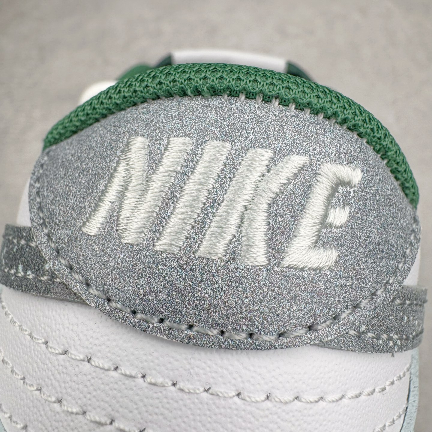 图片[15]-＃YC纯原 NK Dunk Low 青花蛇骨 DD1391-101 此款设计灵感来源于青花蛇蜕，鞋面以冷白釉色为基底，淡青水痕似静脉状铺张，渐变灰调Swoosh呈现半透明状若隐若现，形成景德青花般的釉下裂纹。墨绿泼溅从鞋跟向鞋头渐变晕染，凝结成赛博青苔，鞋身再以涂鸦笔触沾染苔迹，如同街头艺术家在球鞋表面完成即兴水墨行为。定制系列天花板 无原鞋不开发 全系列得物原鞋一比一校对开发 配色持续更新中 终端对接 优势输出 全套原厂楦头原纸板数据档案倾力打造 原汁原味莞产 极致还原 圈内最强针车工艺 高端零售指定版 广东原厂配套原盒原标 鞋盒分三个尺码段 原厂冲刀 超高清洁度 全鞋零毛边皮料切割 采用原厂百宏鞋带以及原厂百宏织唛舌标 内标可供原厂几率过验 进口原装条纹中底布 四线拉帮白色点胶 原厂拉帮手法遵循公司 原厂电绣 极致还原 尺码：36 36.5 37.5 38 38.5 39 40 40.5 41 42 42.5 43 44 44.5 45 46-选品中心