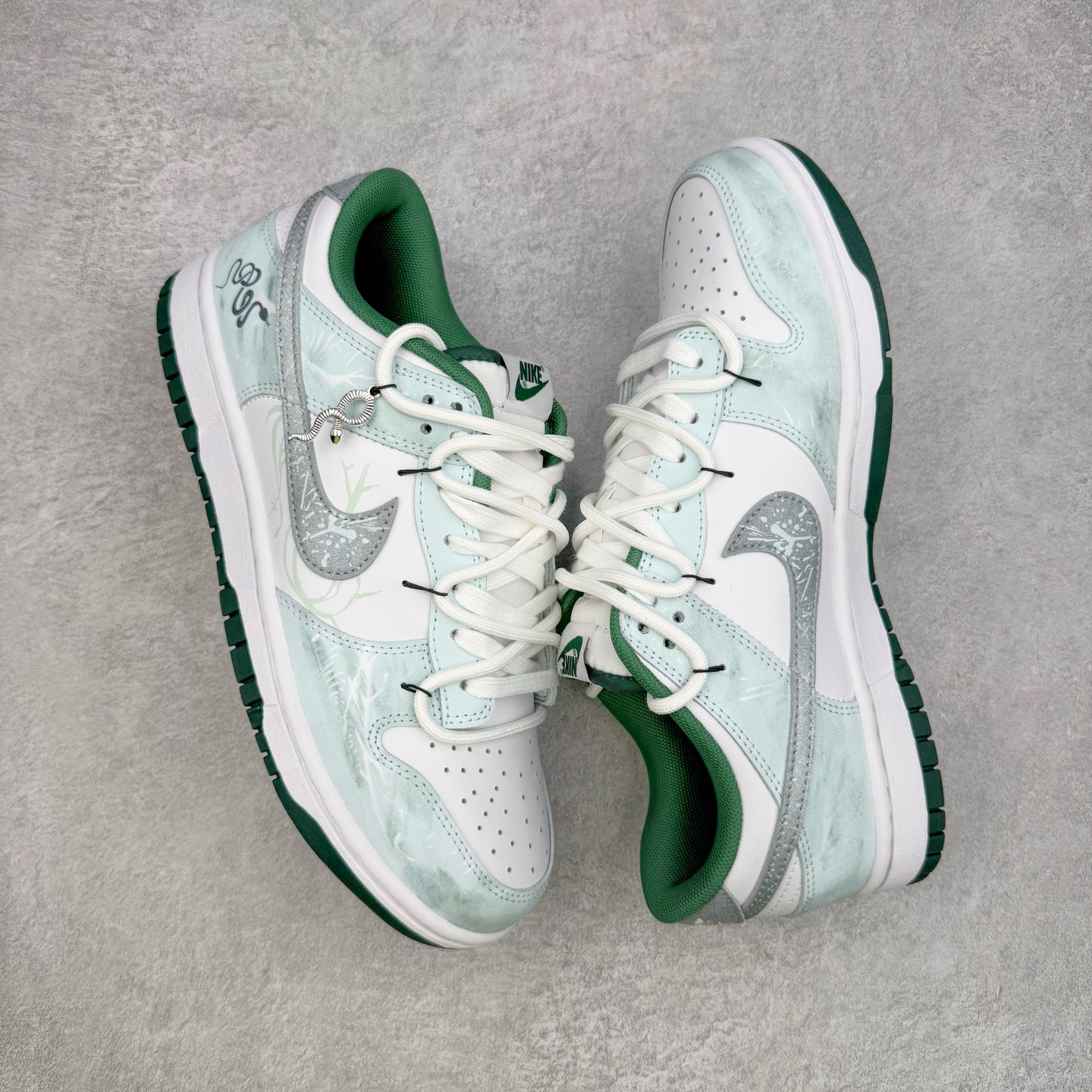 图片[3]-＃YC纯原 NK Dunk Low 青花蛇骨 DD1391-101 此款设计灵感来源于青花蛇蜕，鞋面以冷白釉色为基底，淡青水痕似静脉状铺张，渐变灰调Swoosh呈现半透明状若隐若现，形成景德青花般的釉下裂纹。墨绿泼溅从鞋跟向鞋头渐变晕染，凝结成赛博青苔，鞋身再以涂鸦笔触沾染苔迹，如同街头艺术家在球鞋表面完成即兴水墨行为。定制系列天花板 无原鞋不开发 全系列得物原鞋一比一校对开发 配色持续更新中 终端对接 优势输出 全套原厂楦头原纸板数据档案倾力打造 原汁原味莞产 极致还原 圈内最强针车工艺 高端零售指定版 广东原厂配套原盒原标 鞋盒分三个尺码段 原厂冲刀 超高清洁度 全鞋零毛边皮料切割 采用原厂百宏鞋带以及原厂百宏织唛舌标 内标可供原厂几率过验 进口原装条纹中底布 四线拉帮白色点胶 原厂拉帮手法遵循公司 原厂电绣 极致还原 尺码：36 36.5 37.5 38 38.5 39 40 40.5 41 42 42.5 43 44 44.5 45 46-选品中心