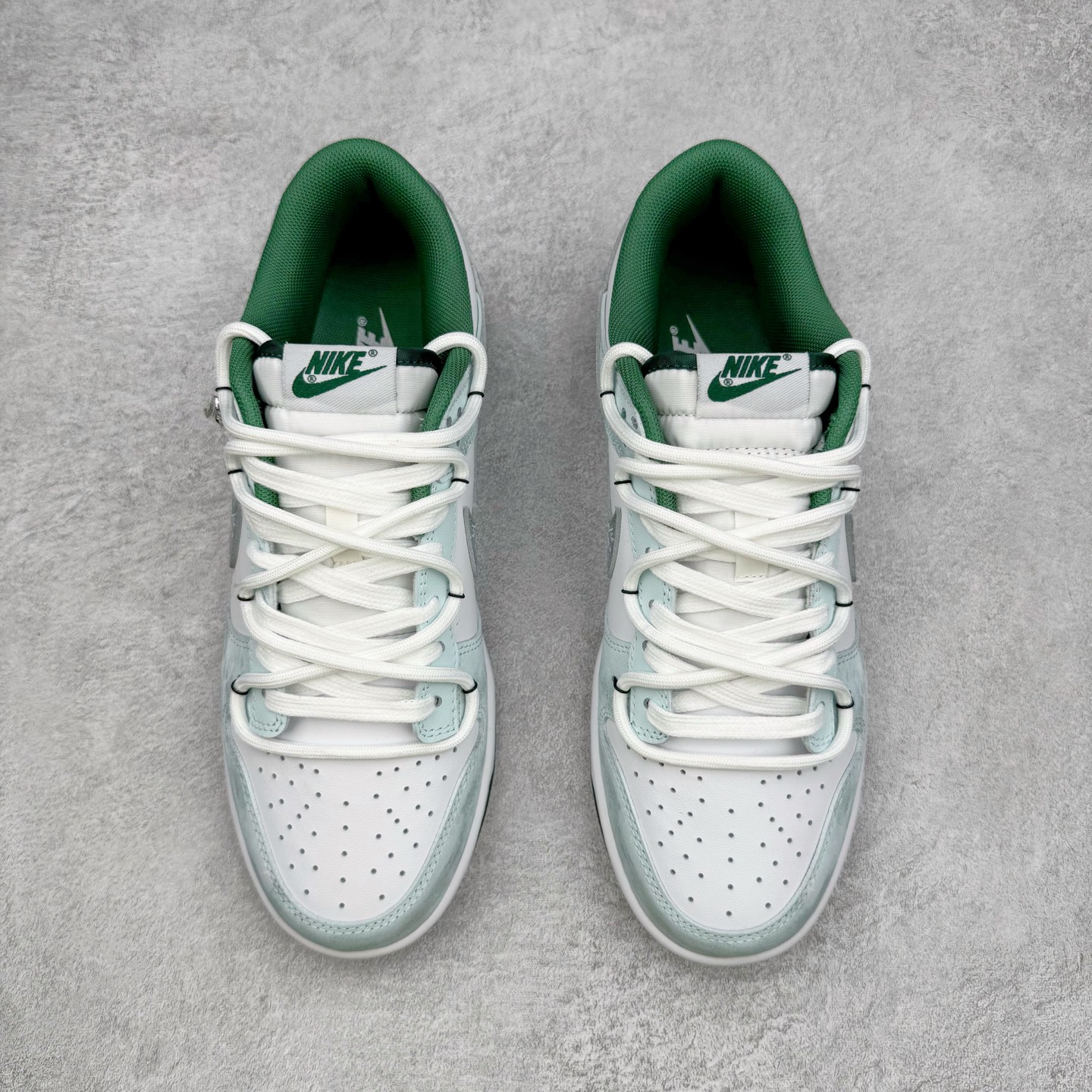 图片[2]-＃YC纯原 NK Dunk Low 青花蛇骨 DD1391-101 此款设计灵感来源于青花蛇蜕，鞋面以冷白釉色为基底，淡青水痕似静脉状铺张，渐变灰调Swoosh呈现半透明状若隐若现，形成景德青花般的釉下裂纹。墨绿泼溅从鞋跟向鞋头渐变晕染，凝结成赛博青苔，鞋身再以涂鸦笔触沾染苔迹，如同街头艺术家在球鞋表面完成即兴水墨行为。定制系列天花板 无原鞋不开发 全系列得物原鞋一比一校对开发 配色持续更新中 终端对接 优势输出 全套原厂楦头原纸板数据档案倾力打造 原汁原味莞产 极致还原 圈内最强针车工艺 高端零售指定版 广东原厂配套原盒原标 鞋盒分三个尺码段 原厂冲刀 超高清洁度 全鞋零毛边皮料切割 采用原厂百宏鞋带以及原厂百宏织唛舌标 内标可供原厂几率过验 进口原装条纹中底布 四线拉帮白色点胶 原厂拉帮手法遵循公司 原厂电绣 极致还原 尺码：36 36.5 37.5 38 38.5 39 40 40.5 41 42 42.5 43 44 44.5 45 46-选品中心