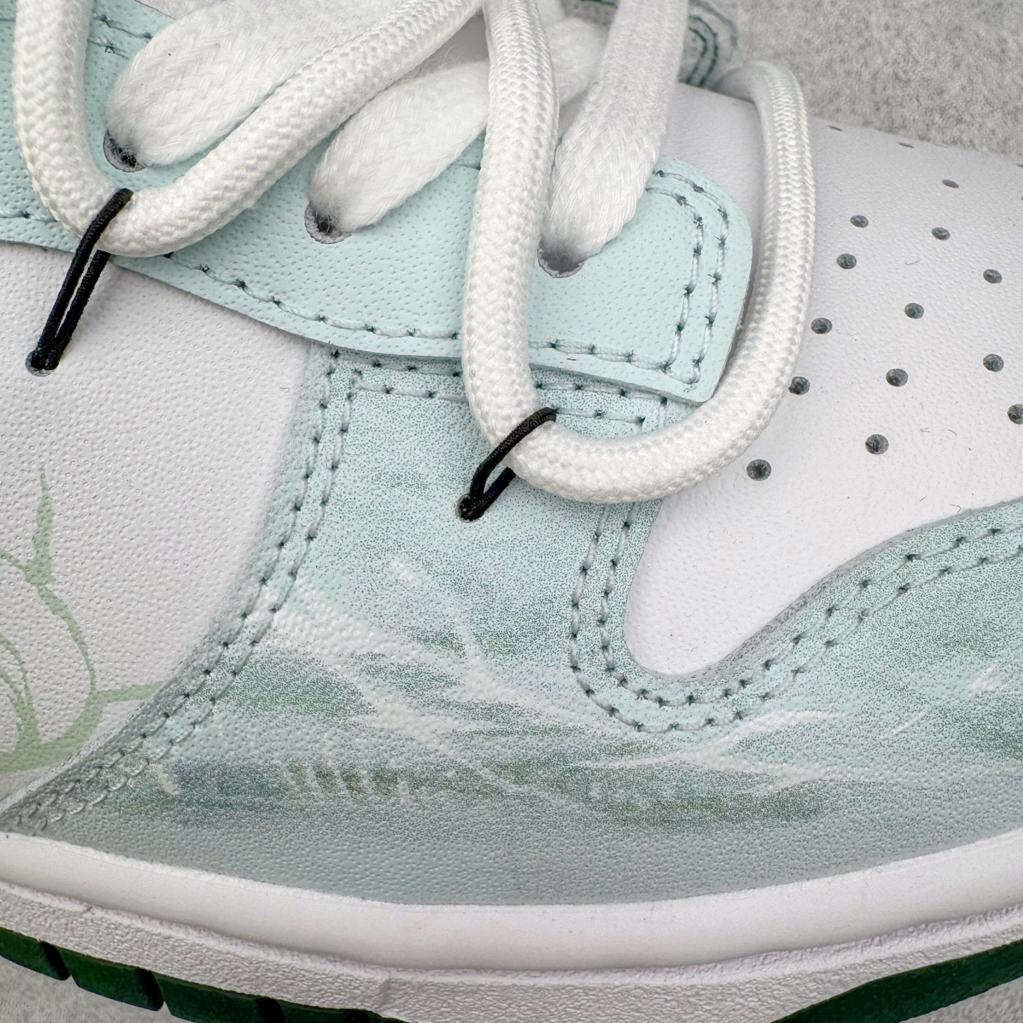 图片[19]-＃YC纯原 NK Dunk Low 青花蛇骨 DD1391-101 此款设计灵感来源于青花蛇蜕，鞋面以冷白釉色为基底，淡青水痕似静脉状铺张，渐变灰调Swoosh呈现半透明状若隐若现，形成景德青花般的釉下裂纹。墨绿泼溅从鞋跟向鞋头渐变晕染，凝结成赛博青苔，鞋身再以涂鸦笔触沾染苔迹，如同街头艺术家在球鞋表面完成即兴水墨行为。定制系列天花板 无原鞋不开发 全系列得物原鞋一比一校对开发 配色持续更新中 终端对接 优势输出 全套原厂楦头原纸板数据档案倾力打造 原汁原味莞产 极致还原 圈内最强针车工艺 高端零售指定版 广东原厂配套原盒原标 鞋盒分三个尺码段 原厂冲刀 超高清洁度 全鞋零毛边皮料切割 采用原厂百宏鞋带以及原厂百宏织唛舌标 内标可供原厂几率过验 进口原装条纹中底布 四线拉帮白色点胶 原厂拉帮手法遵循公司 原厂电绣 极致还原 尺码：36 36.5 37.5 38 38.5 39 40 40.5 41 42 42.5 43 44 44.5 45 46-选品中心