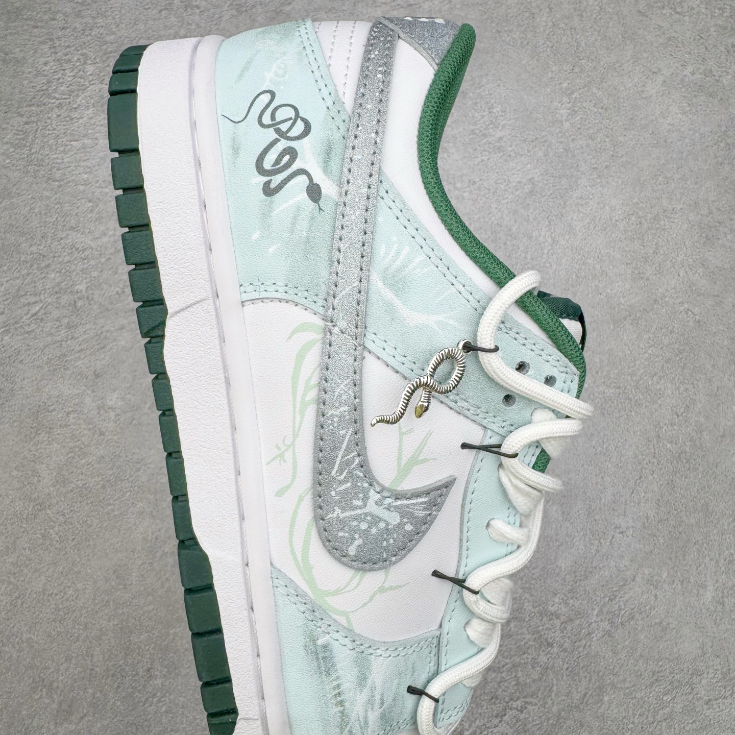 图片[6]-＃YC纯原 NK Dunk Low 青花蛇骨 DD1391-101 此款设计灵感来源于青花蛇蜕，鞋面以冷白釉色为基底，淡青水痕似静脉状铺张，渐变灰调Swoosh呈现半透明状若隐若现，形成景德青花般的釉下裂纹。墨绿泼溅从鞋跟向鞋头渐变晕染，凝结成赛博青苔，鞋身再以涂鸦笔触沾染苔迹，如同街头艺术家在球鞋表面完成即兴水墨行为。定制系列天花板 无原鞋不开发 全系列得物原鞋一比一校对开发 配色持续更新中 终端对接 优势输出 全套原厂楦头原纸板数据档案倾力打造 原汁原味莞产 极致还原 圈内最强针车工艺 高端零售指定版 广东原厂配套原盒原标 鞋盒分三个尺码段 原厂冲刀 超高清洁度 全鞋零毛边皮料切割 采用原厂百宏鞋带以及原厂百宏织唛舌标 内标可供原厂几率过验 进口原装条纹中底布 四线拉帮白色点胶 原厂拉帮手法遵循公司 原厂电绣 极致还原 尺码：36 36.5 37.5 38 38.5 39 40 40.5 41 42 42.5 43 44 44.5 45 46-选品中心