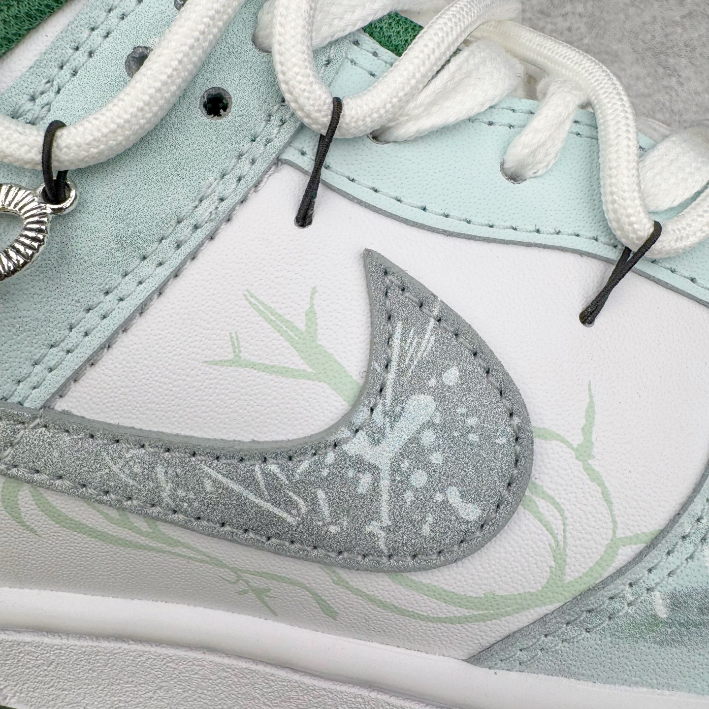 图片[18]-＃YC纯原 NK Dunk Low 青花蛇骨 DD1391-101 此款设计灵感来源于青花蛇蜕，鞋面以冷白釉色为基底，淡青水痕似静脉状铺张，渐变灰调Swoosh呈现半透明状若隐若现，形成景德青花般的釉下裂纹。墨绿泼溅从鞋跟向鞋头渐变晕染，凝结成赛博青苔，鞋身再以涂鸦笔触沾染苔迹，如同街头艺术家在球鞋表面完成即兴水墨行为。定制系列天花板 无原鞋不开发 全系列得物原鞋一比一校对开发 配色持续更新中 终端对接 优势输出 全套原厂楦头原纸板数据档案倾力打造 原汁原味莞产 极致还原 圈内最强针车工艺 高端零售指定版 广东原厂配套原盒原标 鞋盒分三个尺码段 原厂冲刀 超高清洁度 全鞋零毛边皮料切割 采用原厂百宏鞋带以及原厂百宏织唛舌标 内标可供原厂几率过验 进口原装条纹中底布 四线拉帮白色点胶 原厂拉帮手法遵循公司 原厂电绣 极致还原 尺码：36 36.5 37.5 38 38.5 39 40 40.5 41 42 42.5 43 44 44.5 45 46-选品中心