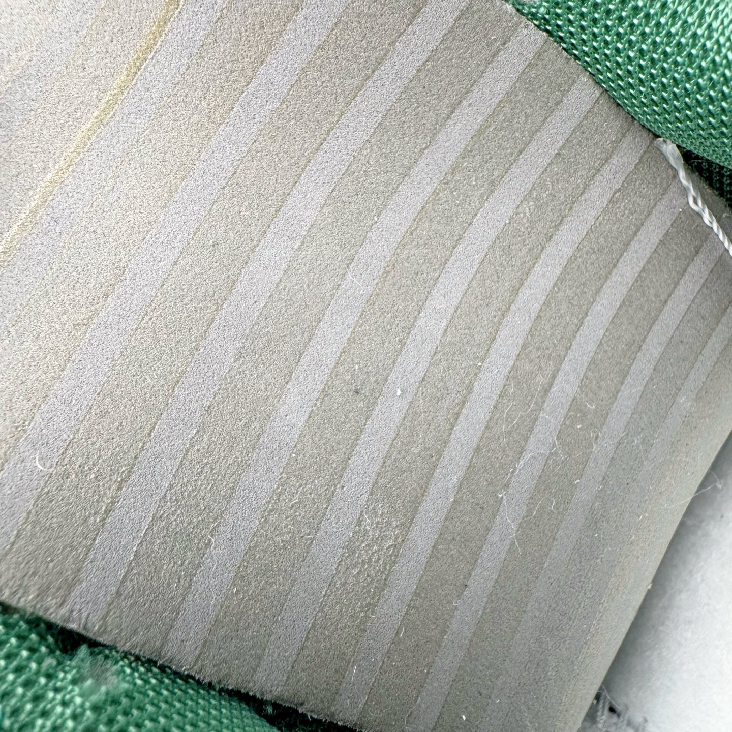 图片[10]-＃YC纯原 NK Dunk Low 青花蛇骨 DD1391-101 此款设计灵感来源于青花蛇蜕，鞋面以冷白釉色为基底，淡青水痕似静脉状铺张，渐变灰调Swoosh呈现半透明状若隐若现，形成景德青花般的釉下裂纹。墨绿泼溅从鞋跟向鞋头渐变晕染，凝结成赛博青苔，鞋身再以涂鸦笔触沾染苔迹，如同街头艺术家在球鞋表面完成即兴水墨行为。定制系列天花板 无原鞋不开发 全系列得物原鞋一比一校对开发 配色持续更新中 终端对接 优势输出 全套原厂楦头原纸板数据档案倾力打造 原汁原味莞产 极致还原 圈内最强针车工艺 高端零售指定版 广东原厂配套原盒原标 鞋盒分三个尺码段 原厂冲刀 超高清洁度 全鞋零毛边皮料切割 采用原厂百宏鞋带以及原厂百宏织唛舌标 内标可供原厂几率过验 进口原装条纹中底布 四线拉帮白色点胶 原厂拉帮手法遵循公司 原厂电绣 极致还原 尺码：36 36.5 37.5 38 38.5 39 40 40.5 41 42 42.5 43 44 44.5 45 46-选品中心