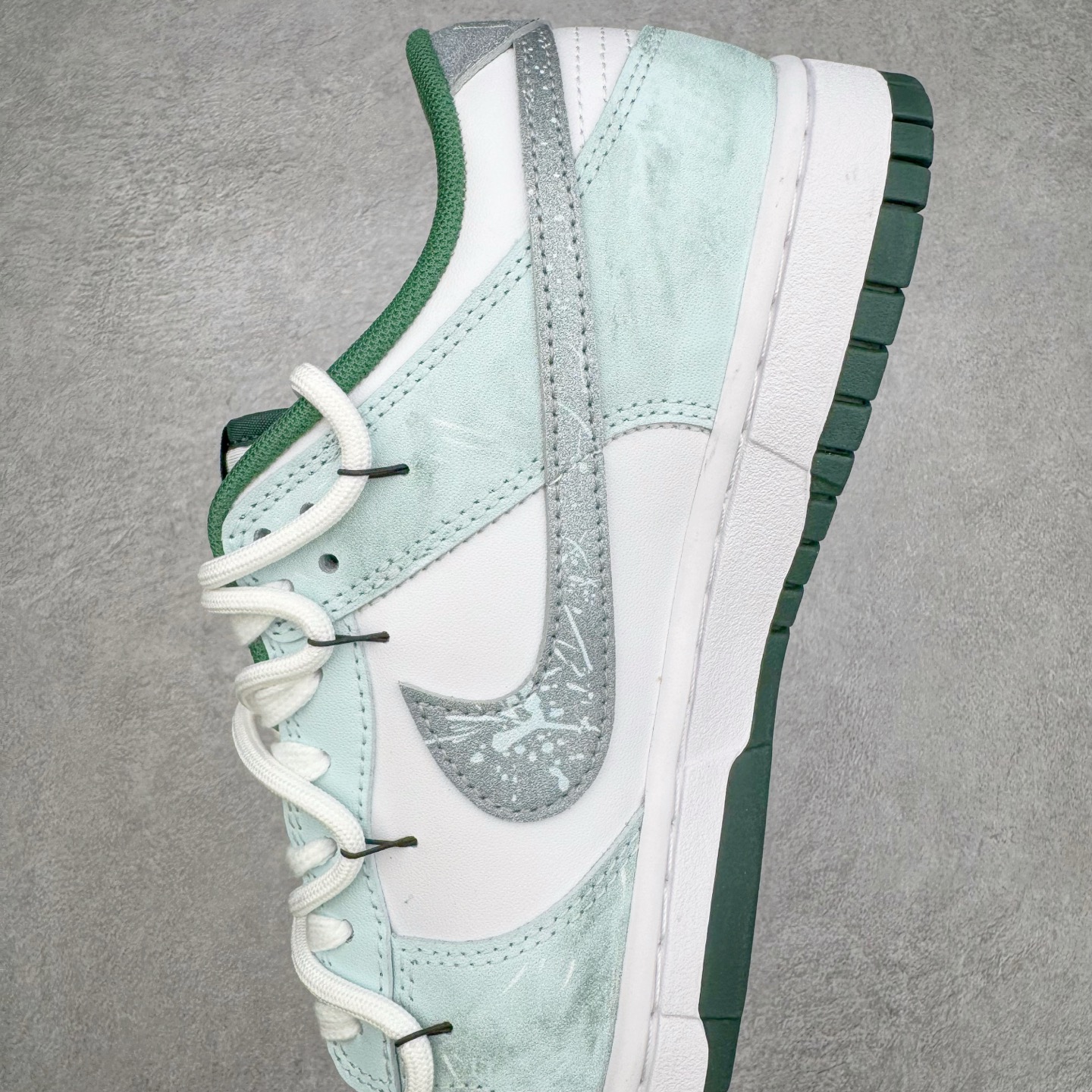 图片[7]-＃YC纯原 NK Dunk Low 青花蛇骨 DD1391-101 此款设计灵感来源于青花蛇蜕，鞋面以冷白釉色为基底，淡青水痕似静脉状铺张，渐变灰调Swoosh呈现半透明状若隐若现，形成景德青花般的釉下裂纹。墨绿泼溅从鞋跟向鞋头渐变晕染，凝结成赛博青苔，鞋身再以涂鸦笔触沾染苔迹，如同街头艺术家在球鞋表面完成即兴水墨行为。定制系列天花板 无原鞋不开发 全系列得物原鞋一比一校对开发 配色持续更新中 终端对接 优势输出 全套原厂楦头原纸板数据档案倾力打造 原汁原味莞产 极致还原 圈内最强针车工艺 高端零售指定版 广东原厂配套原盒原标 鞋盒分三个尺码段 原厂冲刀 超高清洁度 全鞋零毛边皮料切割 采用原厂百宏鞋带以及原厂百宏织唛舌标 内标可供原厂几率过验 进口原装条纹中底布 四线拉帮白色点胶 原厂拉帮手法遵循公司 原厂电绣 极致还原 尺码：36 36.5 37.5 38 38.5 39 40 40.5 41 42 42.5 43 44 44.5 45 46-选品中心