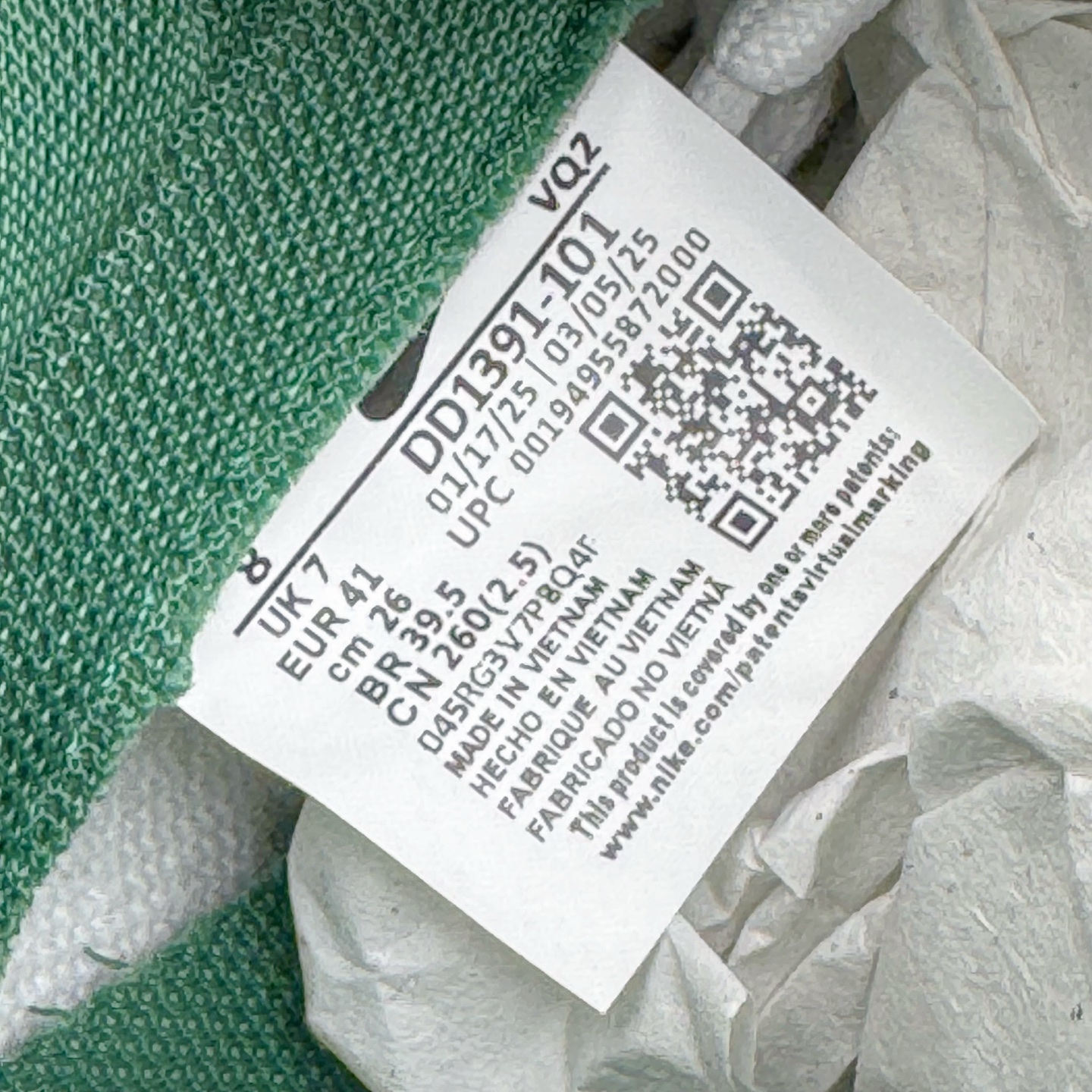 图片[12]-＃YC纯原 NK Dunk Low 青花蛇骨 DD1391-101 此款设计灵感来源于青花蛇蜕，鞋面以冷白釉色为基底，淡青水痕似静脉状铺张，渐变灰调Swoosh呈现半透明状若隐若现，形成景德青花般的釉下裂纹。墨绿泼溅从鞋跟向鞋头渐变晕染，凝结成赛博青苔，鞋身再以涂鸦笔触沾染苔迹，如同街头艺术家在球鞋表面完成即兴水墨行为。定制系列天花板 无原鞋不开发 全系列得物原鞋一比一校对开发 配色持续更新中 终端对接 优势输出 全套原厂楦头原纸板数据档案倾力打造 原汁原味莞产 极致还原 圈内最强针车工艺 高端零售指定版 广东原厂配套原盒原标 鞋盒分三个尺码段 原厂冲刀 超高清洁度 全鞋零毛边皮料切割 采用原厂百宏鞋带以及原厂百宏织唛舌标 内标可供原厂几率过验 进口原装条纹中底布 四线拉帮白色点胶 原厂拉帮手法遵循公司 原厂电绣 极致还原 尺码：36 36.5 37.5 38 38.5 39 40 40.5 41 42 42.5 43 44 44.5 45 46-选品中心