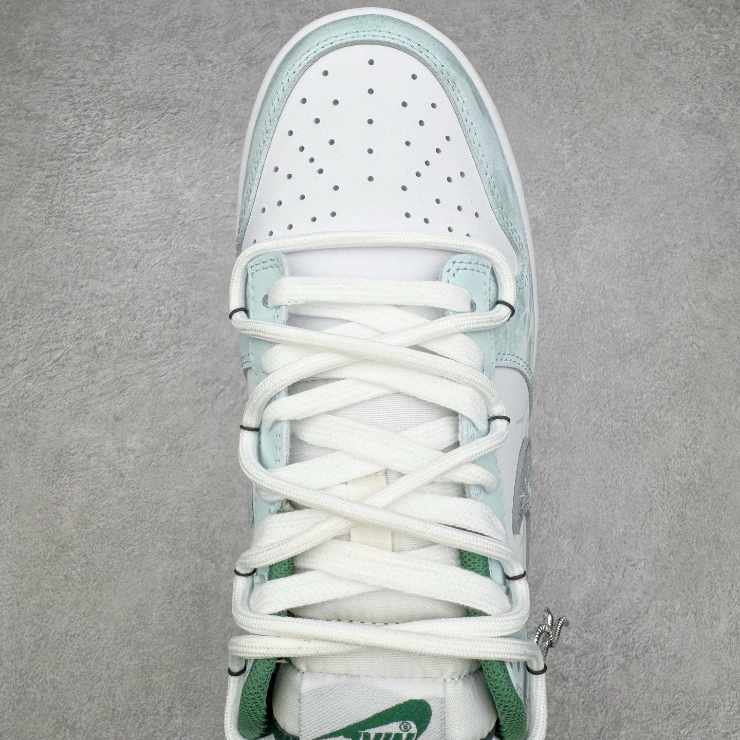 图片[4]-＃YC纯原 NK Dunk Low 青花蛇骨 DD1391-101 此款设计灵感来源于青花蛇蜕，鞋面以冷白釉色为基底，淡青水痕似静脉状铺张，渐变灰调Swoosh呈现半透明状若隐若现，形成景德青花般的釉下裂纹。墨绿泼溅从鞋跟向鞋头渐变晕染，凝结成赛博青苔，鞋身再以涂鸦笔触沾染苔迹，如同街头艺术家在球鞋表面完成即兴水墨行为。定制系列天花板 无原鞋不开发 全系列得物原鞋一比一校对开发 配色持续更新中 终端对接 优势输出 全套原厂楦头原纸板数据档案倾力打造 原汁原味莞产 极致还原 圈内最强针车工艺 高端零售指定版 广东原厂配套原盒原标 鞋盒分三个尺码段 原厂冲刀 超高清洁度 全鞋零毛边皮料切割 采用原厂百宏鞋带以及原厂百宏织唛舌标 内标可供原厂几率过验 进口原装条纹中底布 四线拉帮白色点胶 原厂拉帮手法遵循公司 原厂电绣 极致还原 尺码：36 36.5 37.5 38 38.5 39 40 40.5 41 42 42.5 43 44 44.5 45 46-选品中心