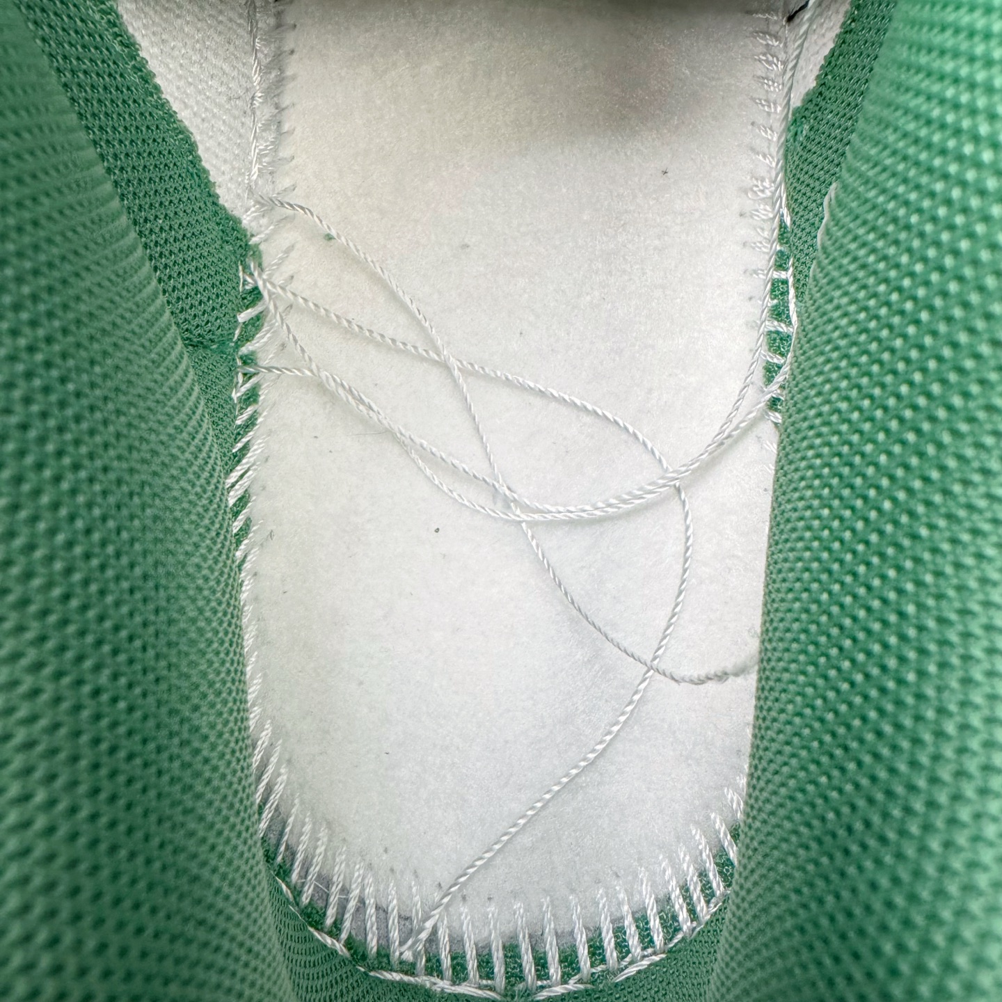 图片[11]-＃YC纯原 NK Dunk Low 青花蛇骨 DD1391-101 此款设计灵感来源于青花蛇蜕，鞋面以冷白釉色为基底，淡青水痕似静脉状铺张，渐变灰调Swoosh呈现半透明状若隐若现，形成景德青花般的釉下裂纹。墨绿泼溅从鞋跟向鞋头渐变晕染，凝结成赛博青苔，鞋身再以涂鸦笔触沾染苔迹，如同街头艺术家在球鞋表面完成即兴水墨行为。定制系列天花板 无原鞋不开发 全系列得物原鞋一比一校对开发 配色持续更新中 终端对接 优势输出 全套原厂楦头原纸板数据档案倾力打造 原汁原味莞产 极致还原 圈内最强针车工艺 高端零售指定版 广东原厂配套原盒原标 鞋盒分三个尺码段 原厂冲刀 超高清洁度 全鞋零毛边皮料切割 采用原厂百宏鞋带以及原厂百宏织唛舌标 内标可供原厂几率过验 进口原装条纹中底布 四线拉帮白色点胶 原厂拉帮手法遵循公司 原厂电绣 极致还原 尺码：36 36.5 37.5 38 38.5 39 40 40.5 41 42 42.5 43 44 44.5 45 46-选品中心