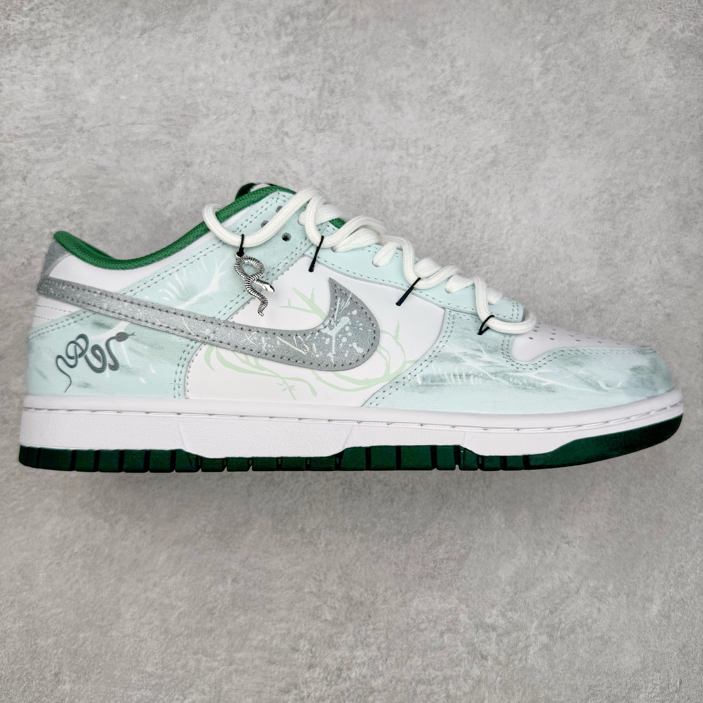 ＃YC纯原 NK Dunk Low 青花蛇骨 DD1391-101 此款设计灵感来源于青花蛇蜕，鞋面以冷白釉色为基底，淡青水痕似静脉状铺张，渐变灰调Swoosh呈现半透明状若隐若现，形成景德青花般的釉下裂纹。墨绿泼溅从鞋跟向鞋头渐变晕染，凝结成赛博青苔，鞋身再以涂鸦笔触沾染苔迹，如同街头艺术家在球鞋表面完成即兴水墨行为。定制系列天花板 无原鞋不开发 全系列得物原鞋一比一校对开发 配色持续更新中 终端对接 优势输出 全套原厂楦头原纸板数据档案倾力打造 原汁原味莞产 极致还原 圈内最强针车工艺 高端零售指定版 广东原厂配套原盒原标 鞋盒分三个尺码段 原厂冲刀 超高清洁度 全鞋零毛边皮料切割 采用原厂百宏鞋带以及原厂百宏织唛舌标 内标可供原厂几率过验 进口原装条纹中底布 四线拉帮白色点胶 原厂拉帮手法遵循公司 原厂电绣 极致还原 尺码：36 36.5 37.5 38 38.5 39 40 40.5 41 42 42.5 43 44 44.5 45 46-选品中心