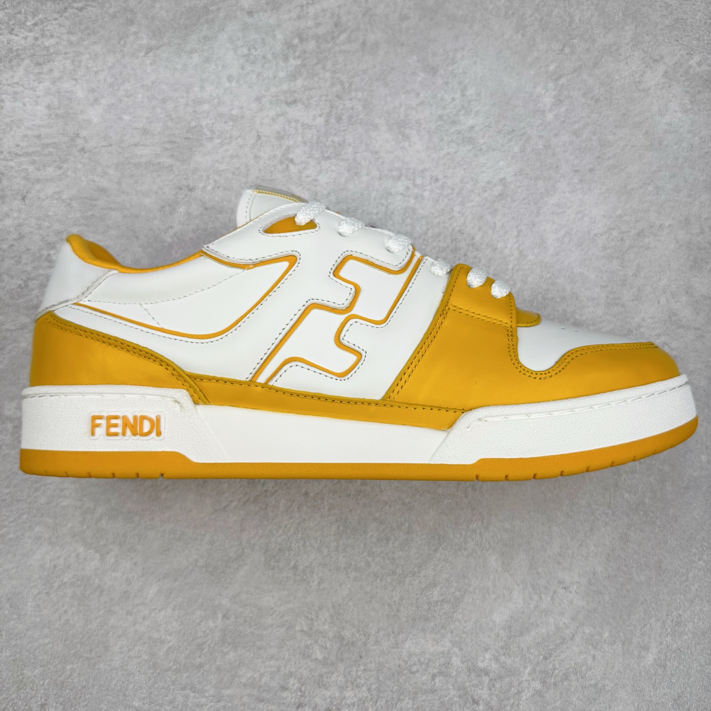 ＃纯原 FENDI 芬迪 Match sneaters 魔术贴低帮运动鞋 独家定制 全身20几个细节点全部做到一致还原 吊打市面所有版本 独家原装套装配件官方同源 渠道原装订单 全套专柜包装物及配件#鞋底嵌入核心防伪芯片感应装置 FENDI芬迪match最新爆款情侣款运动鞋板鞋原版购入 高工艺无缝细空胶技术 贴楦误差0.05mm,鞋底采用固特异内外锁死工艺 最大限度弯折永不开胶 原鞋一致效果环保无味 鞋面采用麂皮和皮革拼接组合 logo内里采用毛巾绒里 上脚超级柔软 轻便 舒适搭配卫衣 尺码：35 36 37 38 39 40 41 42 43 44 45-选品中心