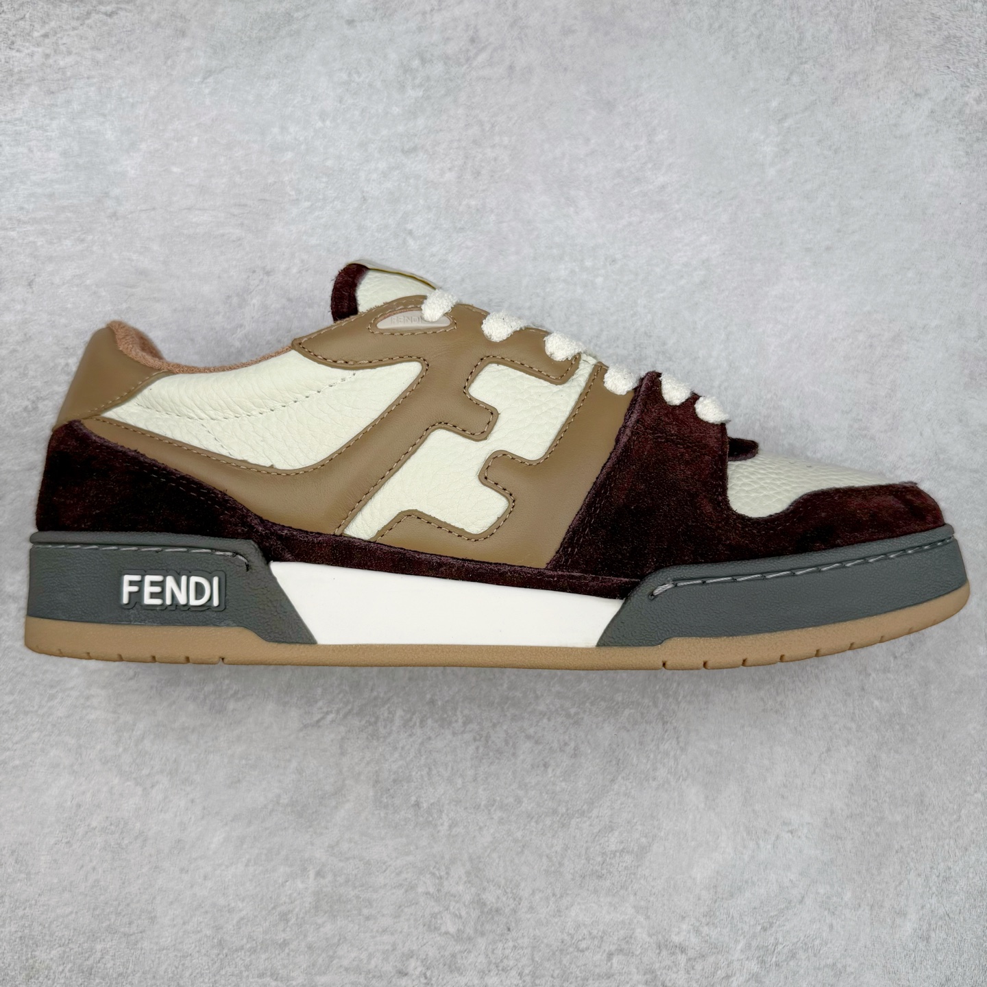 图片[7]-＃纯原 FENDI 芬迪 Match sneaters 魔术贴低帮运动鞋 独家定制 全身20几个细节点全部做到一致还原 吊打市面所有版本 独家原装套装配件官方同源 渠道原装订单 全套专柜包装物及配件#鞋底嵌入核心防伪芯片感应装置 FENDI芬迪match最新爆款情侣款运动鞋板鞋原版购入 高工艺无缝细空胶技术 贴楦误差0.05mm,鞋底采用固特异内外锁死工艺 最大限度弯折永不开胶 原鞋一致效果环保无味 鞋面采用麂皮和皮革拼接组合 logo内里采用毛巾绒里 上脚超级柔软 轻便 舒适搭配卫衣 尺码：35 36 37 38 39 40 41 42 43 44 45-选品中心