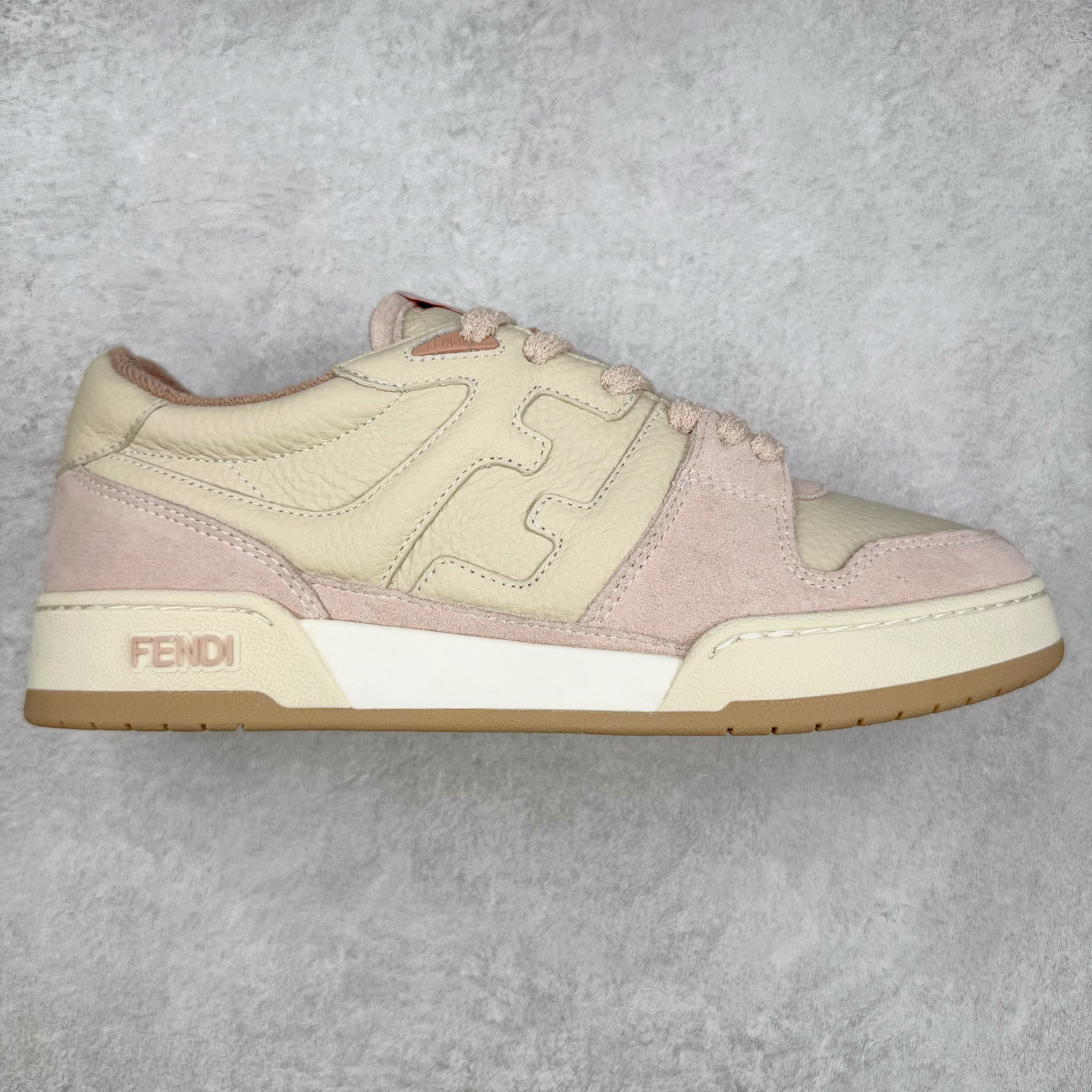＃纯原 FENDI 芬迪 Match sneaters 魔术贴低帮运动鞋 独家定制 全身20几个细节点全部做到一致还原 吊打市面所有版本 独家原装套装配件官方同源 渠道原装订单 全套专柜包装物及配件#鞋底嵌入核心防伪芯片感应装置 FENDI芬迪match最新爆款情侣款运动鞋板鞋原版购入 高工艺无缝细空胶技术 贴楦误差0.05mm,鞋底采用固特异内外锁死工艺 最大限度弯折永不开胶 原鞋一致效果环保无味 鞋面采用麂皮和皮革拼接组合 logo内里采用毛巾绒里 上脚超级柔软 轻便 舒适搭配卫衣 尺码：35 36 37 38 39 40 41 42 43 44 45-选品中心
