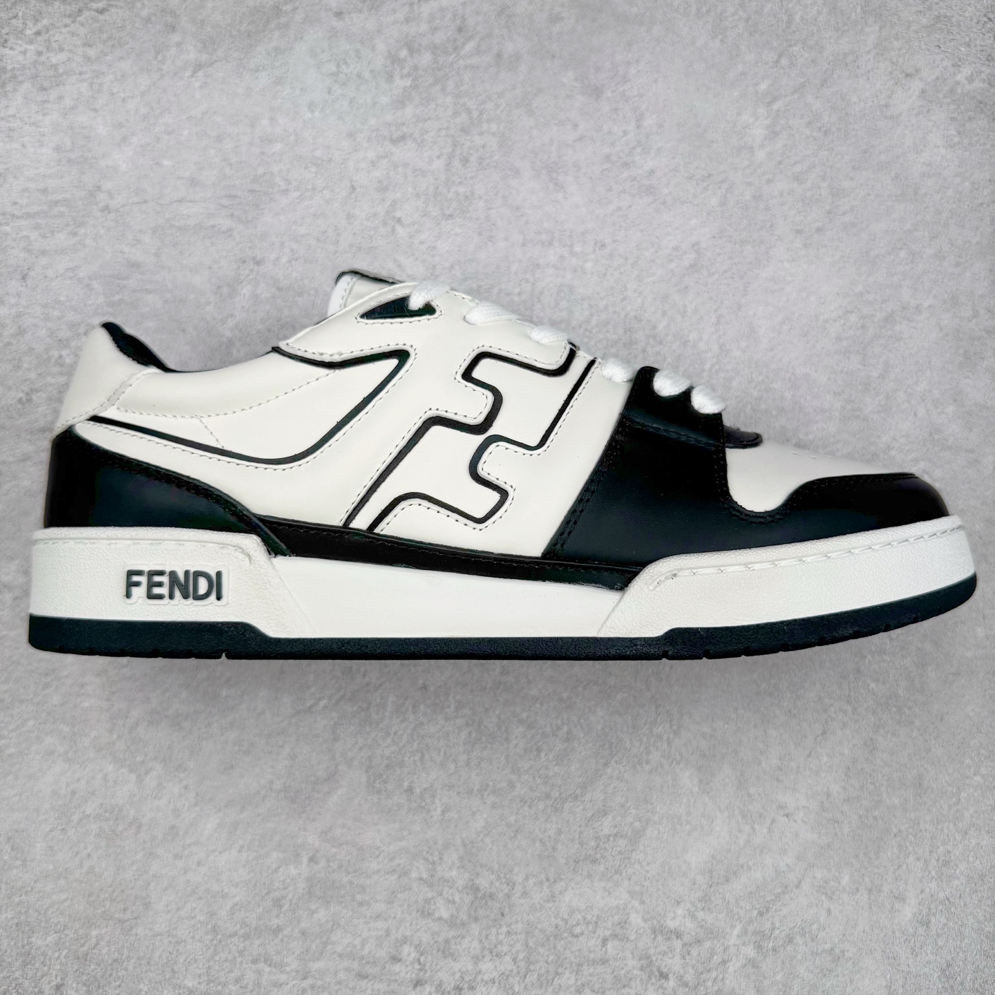 ＃纯原 FENDI 芬迪 Match sneaters 魔术贴低帮运动鞋 独家定制 全身20几个细节点全部做到一致还原 吊打市面所有版本 独家原装套装配件官方同源 渠道原装订单 全套专柜包装物及配件#鞋底嵌入核心防伪芯片感应装置 FENDI芬迪match最新爆款情侣款运动鞋板鞋原版购入 高工艺无缝细空胶技术 贴楦误差0.05mm,鞋底采用固特异内外锁死工艺 最大限度弯折永不开胶 原鞋一致效果环保无味 鞋面采用麂皮和皮革拼接组合 logo内里采用毛巾绒里 上脚超级柔软 轻便 舒适搭配卫衣 尺码：35 36 37 38 39 40 41 42 43 44 45-选品中心
