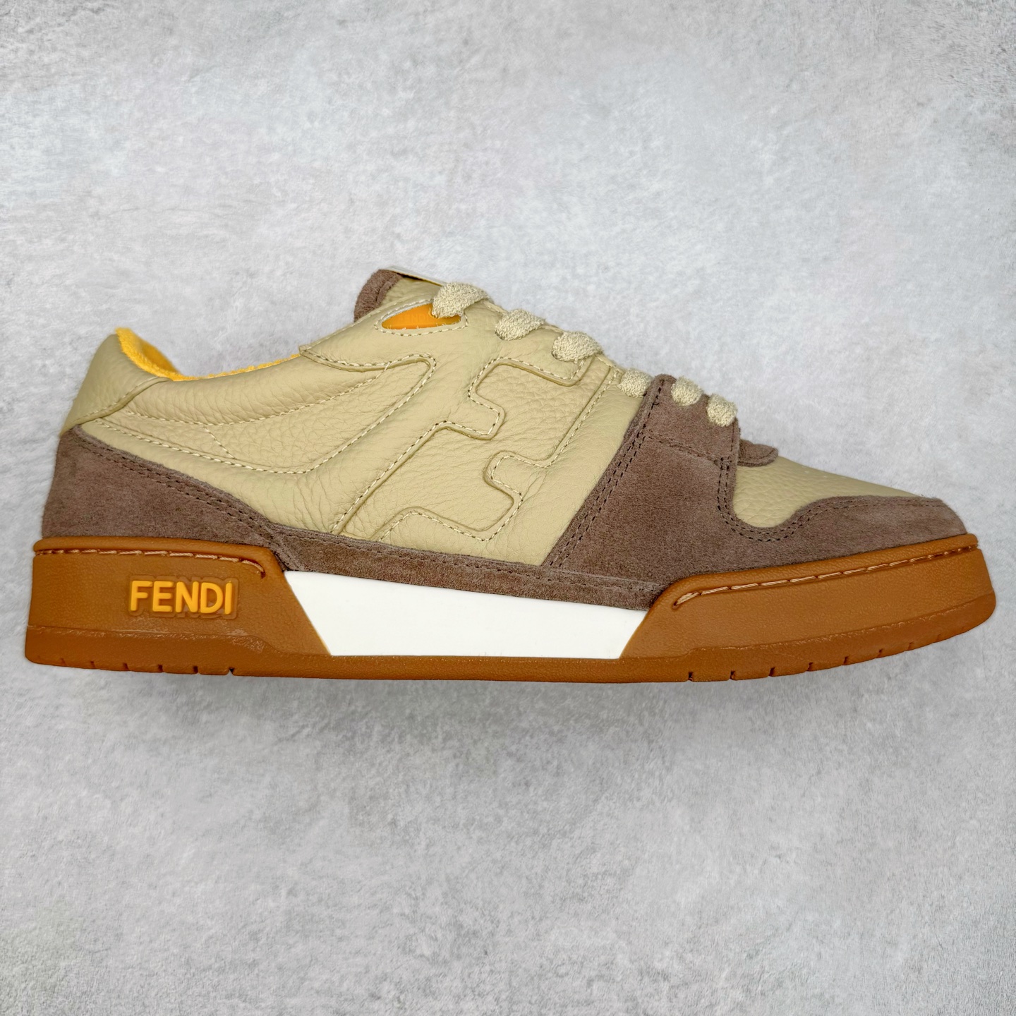 ＃纯原 FENDI 芬迪 Match sneaters 魔术贴低帮运动鞋 独家定制 全身20几个细节点全部做到一致还原 吊打市面所有版本 独家原装套装配件官方同源 渠道原装订单 全套专柜包装物及配件#鞋底嵌入核心防伪芯片感应装置 FENDI芬迪match最新爆款情侣款运动鞋板鞋原版购入 高工艺无缝细空胶技术 贴楦误差0.05mm,鞋底采用固特异内外锁死工艺 最大限度弯折永不开胶 原鞋一致效果环保无味 鞋面采用麂皮和皮革拼接组合 logo内里采用毛巾绒里 上脚超级柔软 轻便 舒适搭配卫衣 尺码：35 36 37 38 39 40 41 42 43 44 45-选品中心