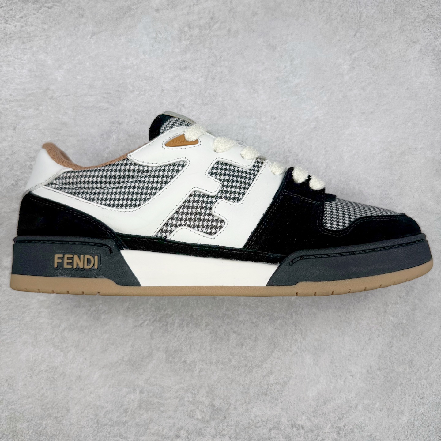 图片[9]-＃纯原 FENDI 芬迪 Match sneaters 魔术贴低帮运动鞋 独家定制 全身20几个细节点全部做到一致还原 吊打市面所有版本 独家原装套装配件官方同源 渠道原装订单 全套专柜包装物及配件#鞋底嵌入核心防伪芯片感应装置 FENDI芬迪match最新爆款情侣款运动鞋板鞋原版购入 高工艺无缝细空胶技术 贴楦误差0.05mm,鞋底采用固特异内外锁死工艺 最大限度弯折永不开胶 原鞋一致效果环保无味 鞋面采用麂皮和皮革拼接组合 logo内里采用毛巾绒里 上脚超级柔软 轻便 舒适搭配卫衣 尺码：35 36 37 38 39 40 41 42 43 44 45-选品中心