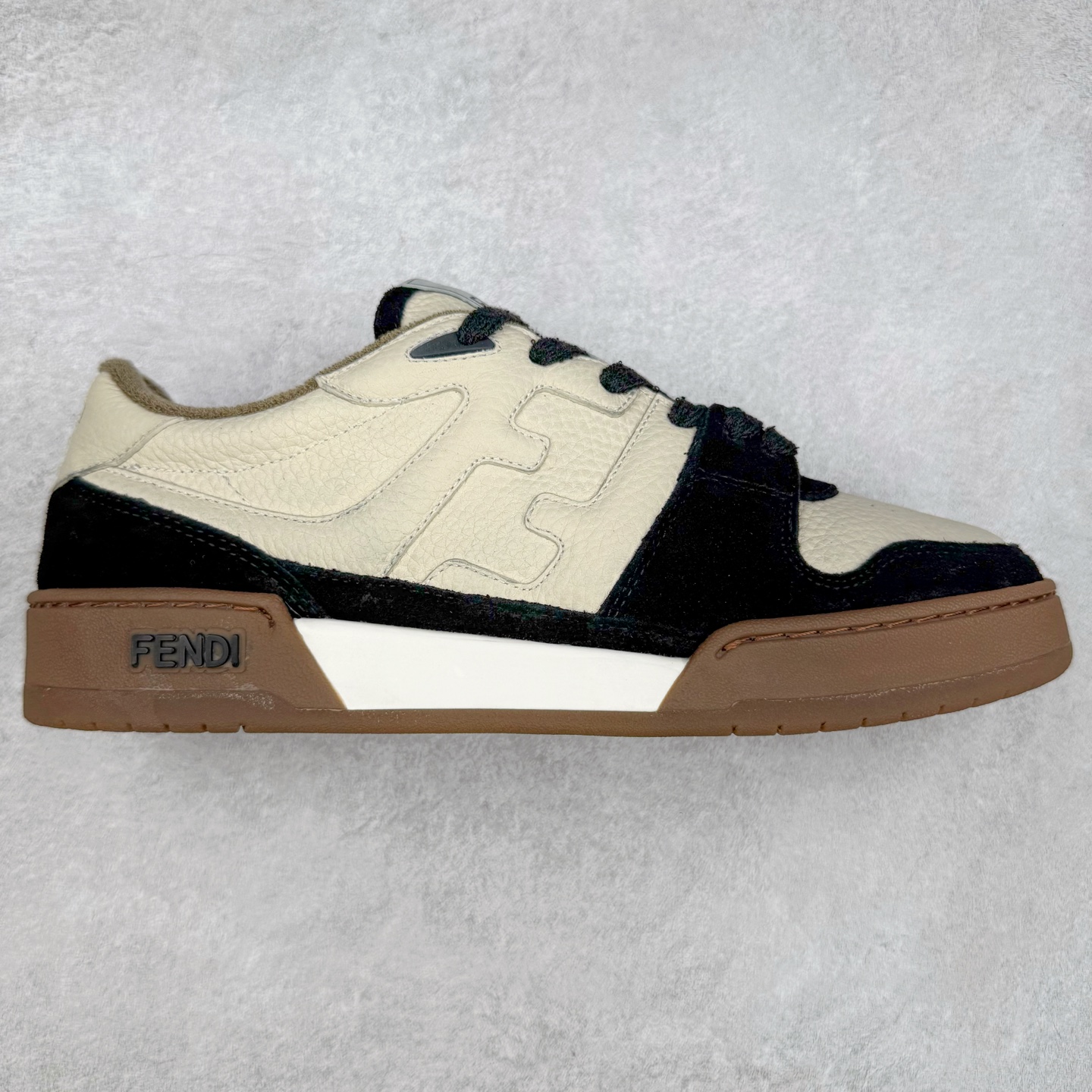图片[6]-＃纯原 FENDI 芬迪 Match sneaters 魔术贴低帮运动鞋 独家定制 全身20几个细节点全部做到一致还原 吊打市面所有版本 独家原装套装配件官方同源 渠道原装订单 全套专柜包装物及配件#鞋底嵌入核心防伪芯片感应装置 FENDI芬迪match最新爆款情侣款运动鞋板鞋原版购入 高工艺无缝细空胶技术 贴楦误差0.05mm,鞋底采用固特异内外锁死工艺 最大限度弯折永不开胶 原鞋一致效果环保无味 鞋面采用麂皮和皮革拼接组合 logo内里采用毛巾绒里 上脚超级柔软 轻便 舒适搭配卫衣 尺码：35 36 37 38 39 40 41 42 43 44 45-选品中心