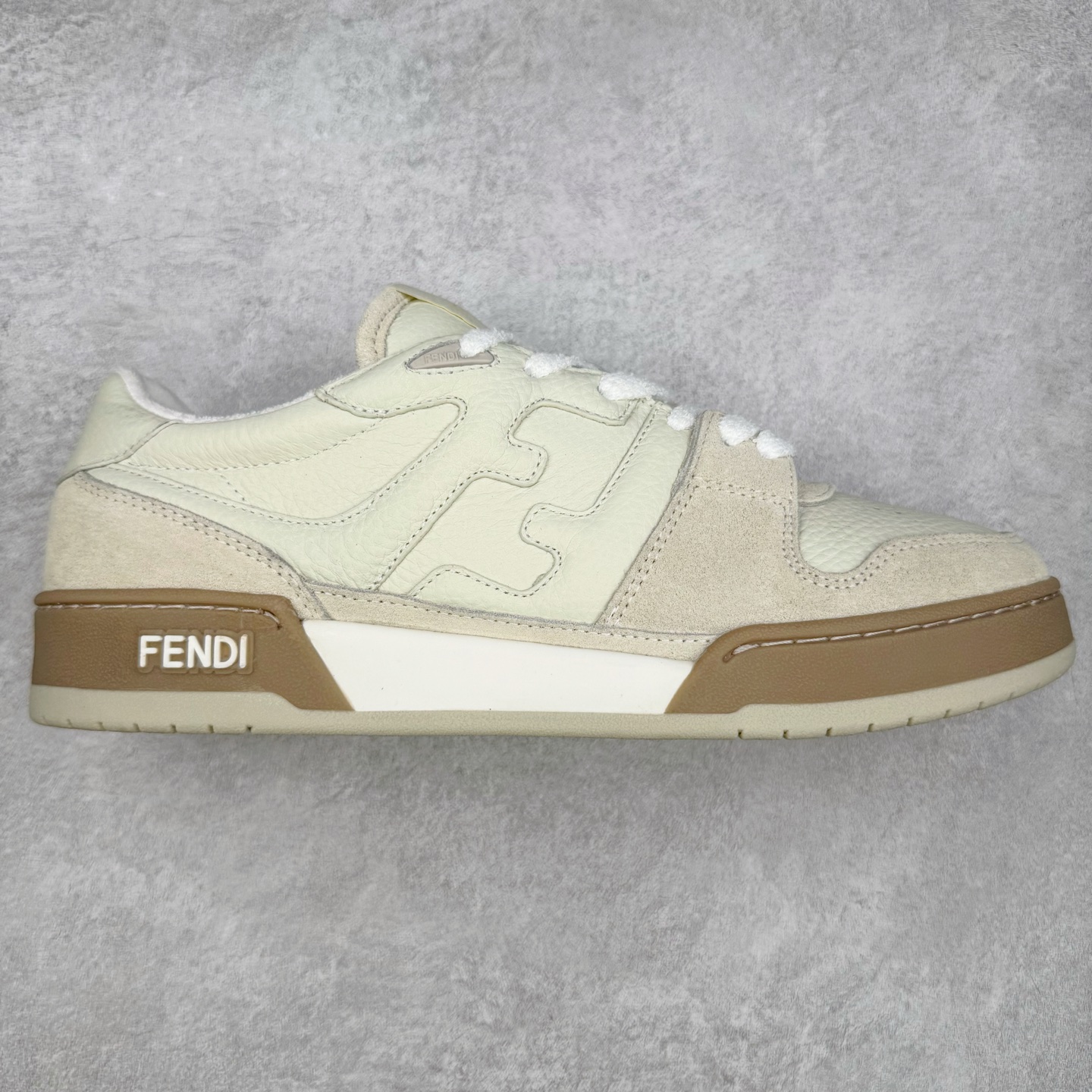 ＃纯原 FENDI 芬迪 Match sneaters 魔术贴低帮运动鞋 独家定制 全身20几个细节点全部做到一致还原 吊打市面所有版本 独家原装套装配件官方同源 渠道原装订单 全套专柜包装物及配件#鞋底嵌入核心防伪芯片感应装置 FENDI芬迪match最新爆款情侣款运动鞋板鞋原版购入 高工艺无缝细空胶技术 贴楦误差0.05mm,鞋底采用固特异内外锁死工艺 最大限度弯折永不开胶 原鞋一致效果环保无味 鞋面采用麂皮和皮革拼接组合 logo内里采用毛巾绒里 上脚超级柔软 轻便 舒适搭配卫衣 尺码：35 36 37 38 39 40 41 42 43 44 45-选品中心