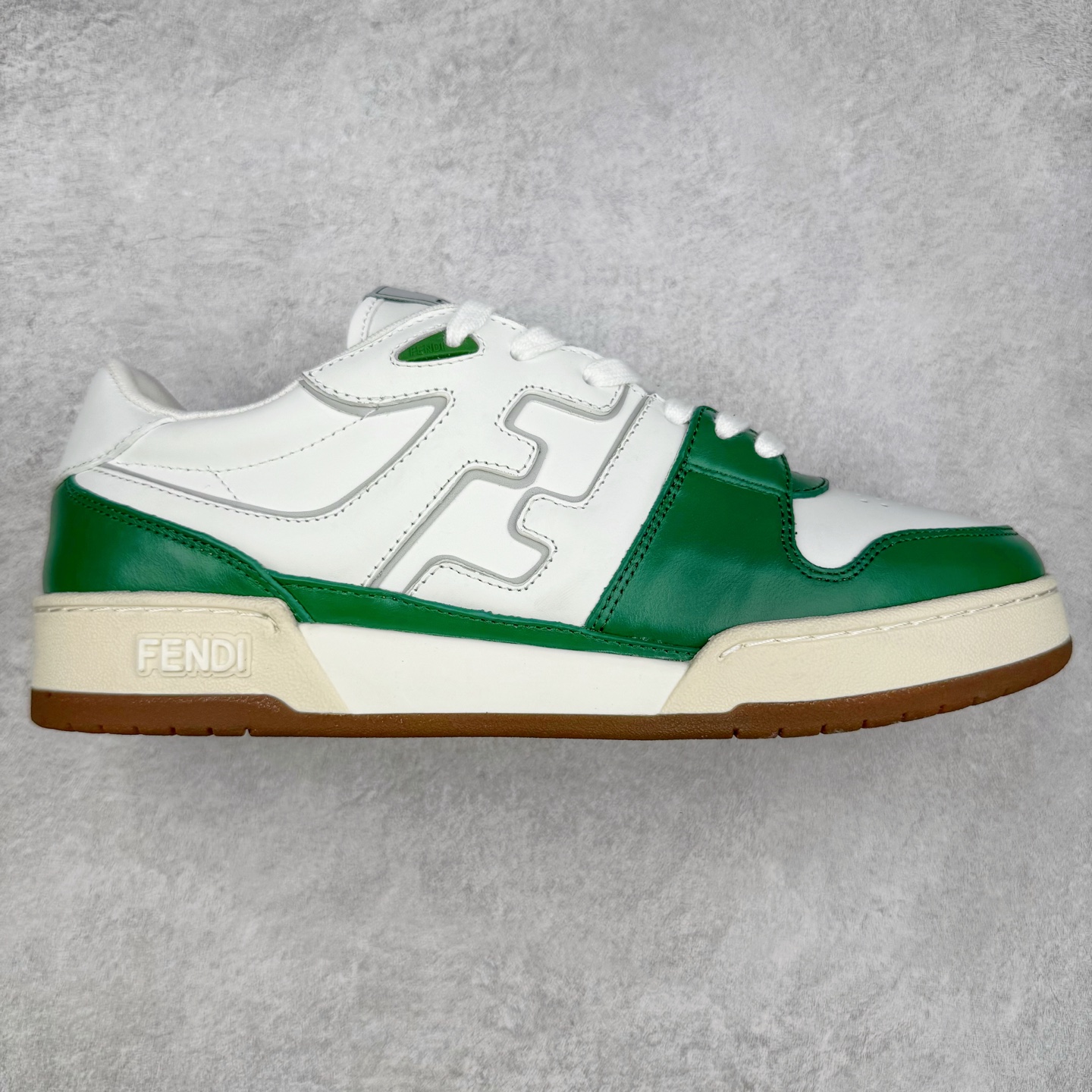 图片[5]-＃纯原 FENDI 芬迪 Match sneaters 魔术贴低帮运动鞋 独家定制 全身20几个细节点全部做到一致还原 吊打市面所有版本 独家原装套装配件官方同源 渠道原装订单 全套专柜包装物及配件#鞋底嵌入核心防伪芯片感应装置 FENDI芬迪match最新爆款情侣款运动鞋板鞋原版购入 高工艺无缝细空胶技术 贴楦误差0.05mm,鞋底采用固特异内外锁死工艺 最大限度弯折永不开胶 原鞋一致效果环保无味 鞋面采用麂皮和皮革拼接组合 logo内里采用毛巾绒里 上脚超级柔软 轻便 舒适搭配卫衣 尺码：35 36 37 38 39 40 41 42 43 44 45-选品中心