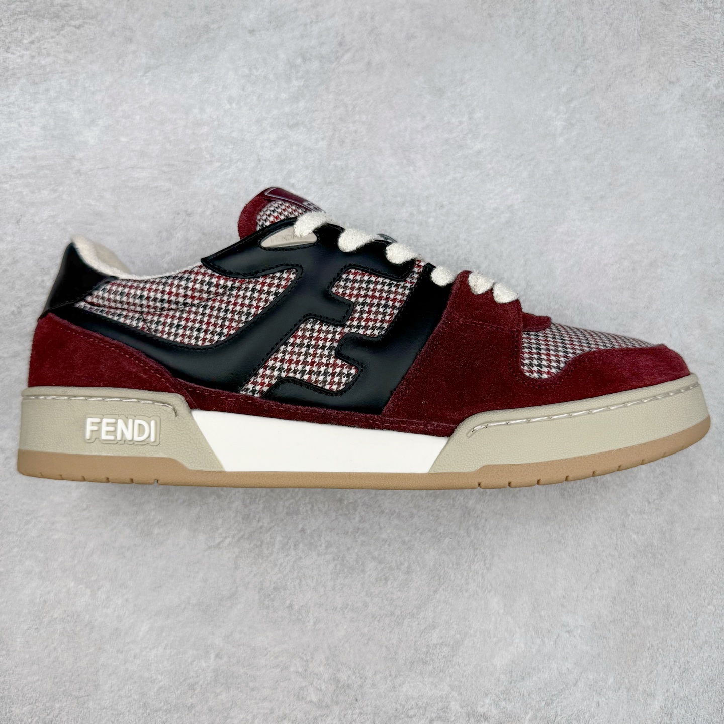 ＃纯原 FENDI 芬迪 Match sneaters 魔术贴低帮运动鞋 独家定制 全身20几个细节点全部做到一致还原 吊打市面所有版本 独家原装套装配件官方同源 渠道原装订单 全套专柜包装物及配件#鞋底嵌入核心防伪芯片感应装置 FENDI芬迪match最新爆款情侣款运动鞋板鞋原版购入 高工艺无缝细空胶技术 贴楦误差0.05mm,鞋底采用固特异内外锁死工艺 最大限度弯折永不开胶 原鞋一致效果环保无味 鞋面采用麂皮和皮革拼接组合 logo内里采用毛巾绒里 上脚超级柔软 轻便 舒适搭配卫衣 尺码：35 36 37 38 39 40 41 42 43 44 45-选品中心