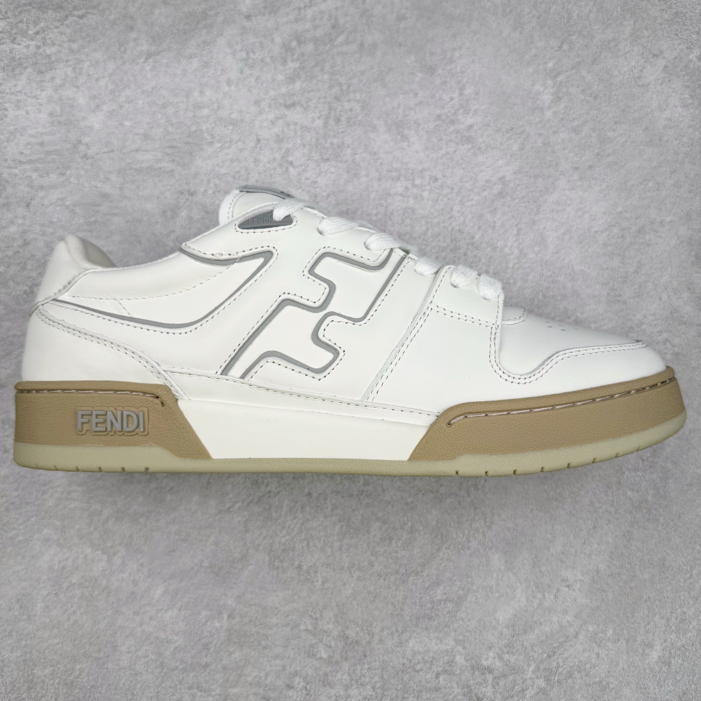 ＃纯原 FENDI 芬迪 Match sneaters 魔术贴低帮运动鞋 独家定制 全身20几个细节点全部做到一致还原 吊打市面所有版本 独家原装套装配件官方同源 渠道原装订单 全套专柜包装物及配件#鞋底嵌入核心防伪芯片感应装置 FENDI芬迪match最新爆款情侣款运动鞋板鞋原版购入 高工艺无缝细空胶技术 贴楦误差0.05mm,鞋底采用固特异内外锁死工艺 最大限度弯折永不开胶 原鞋一致效果环保无味 鞋面采用麂皮和皮革拼接组合 logo内里采用毛巾绒里 上脚超级柔软 轻便 舒适搭配卫衣 尺码：35 36 37 38 39 40 41 42 43 44 45-选品中心