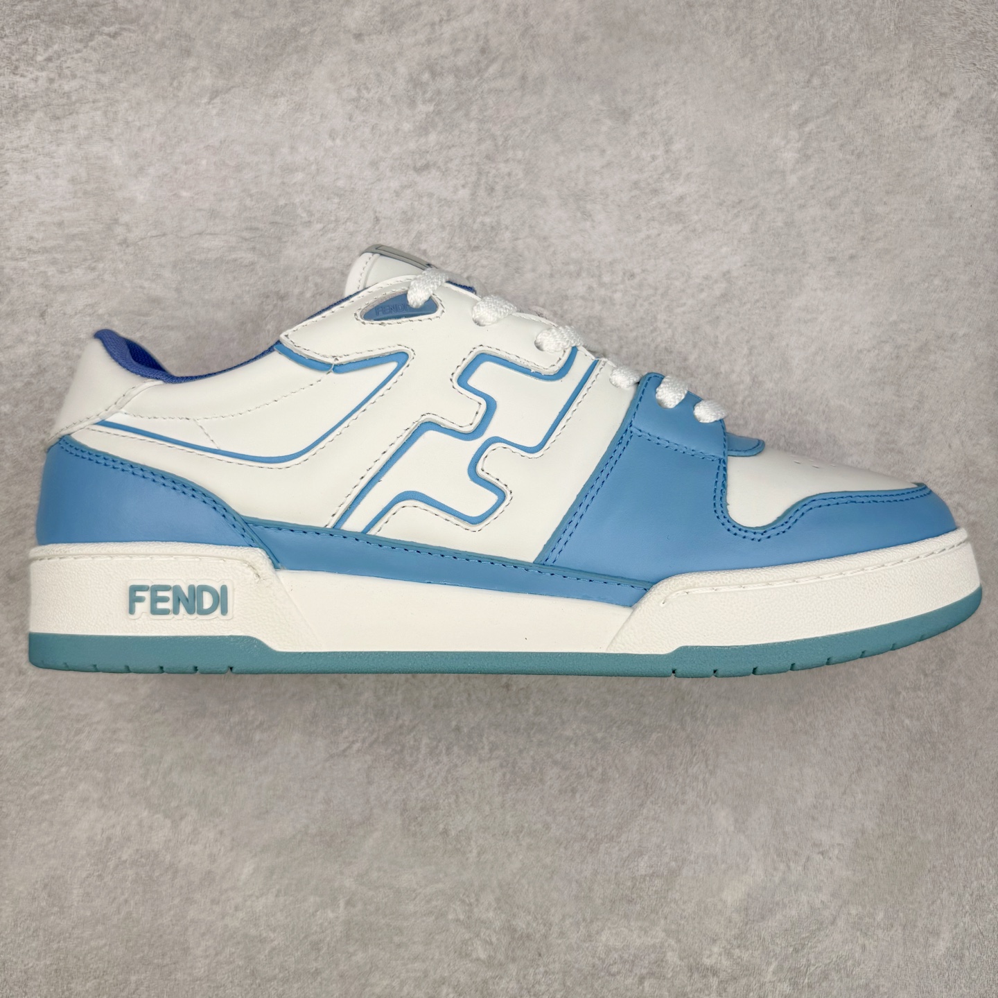 ＃纯原 FENDI 芬迪 Match sneaters 魔术贴低帮运动鞋 独家定制 全身20几个细节点全部做到一致还原 吊打市面所有版本 独家原装套装配件官方同源 渠道原装订单 全套专柜包装物及配件#鞋底嵌入核心防伪芯片感应装置 FENDI芬迪match最新爆款情侣款运动鞋板鞋原版购入 高工艺无缝细空胶技术 贴楦误差0.05mm,鞋底采用固特异内外锁死工艺 最大限度弯折永不开胶 原鞋一致效果环保无味 鞋面采用麂皮和皮革拼接组合 logo内里采用毛巾绒里 上脚超级柔软 轻便 舒适搭配卫衣 尺码：35 36 37 38 39 40 41 42 43 44 45-选品中心