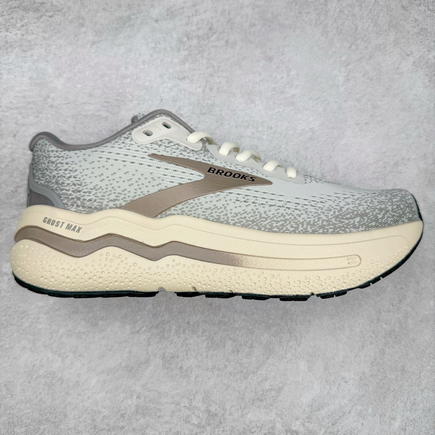 Brooks布鲁克斯 Ghost Max 2 运动舒适防滑耐磨低帮跑步鞋 实拍调校N版已经零色差零失真 百分百还原实物色彩所见即所得 不存在货不对板色差等低级问题 选购参考实物拍摄 不混卖不参货 只用心做好货严格选品 承诺混一赔十 尺码：36 36.5 37.5 38 38.5 39 40 40.5 41 42 42.5 43 44 44.5 45-选品中心