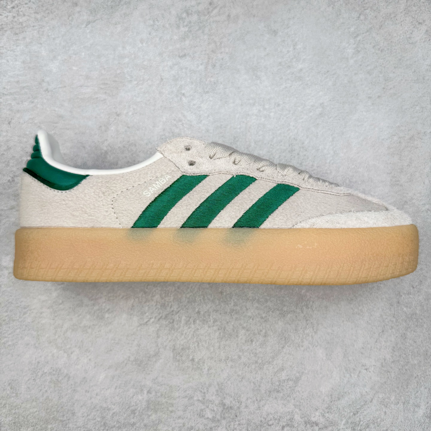 AD Samba XLG 桑巴舞加大厚底版系列德训风百搭松糕休闲运动板鞋生胶底 JQ0255 自Originals Samba成功借势Blokecore风潮一跃成为街头巷尾的焦点鞋款后,不论是围绕Samba本身打造的各式「变种版本」,还是以Samba为蓝本打造联名鞋款,都成为了时尚潮流人士日常穿搭首选。Samba XLG是adidas Originals不断扩展XLG系列的一部分,旨在与年轻文化相契合,迎合那些希望通过个性时尚表达自我而不愿牺牲舒适度的年轻群体。街头时尚领域的Gen Z特别偏爱宽松的穿着风格。Samba XLG针对这一点做了创新。它在延续Samba OG经典设计的基础上,迎合年轻群体的穿着习惯,重塑为宽大的鞋身比例轮廓以及加厚中底,让消费者轻松展示自己独特的风格。全新的Samba XLG系列不仅迎合了当下年轻群体的穿搭习惯,加宽了鞋身比例以及将中底进一步增厚,在视觉比例上更加饱满,同时还保留了经典Samba的细节,这样一来,鞋迷朋友在穿搭上不仅能更加个性化,而且还能延续一定的复古感受。尺码：36 36⅔ 37⅓ 38 38⅔ 39⅓ 40 40⅔ 41⅓ 42 42⅔ 43⅓ 44 45-选品中心