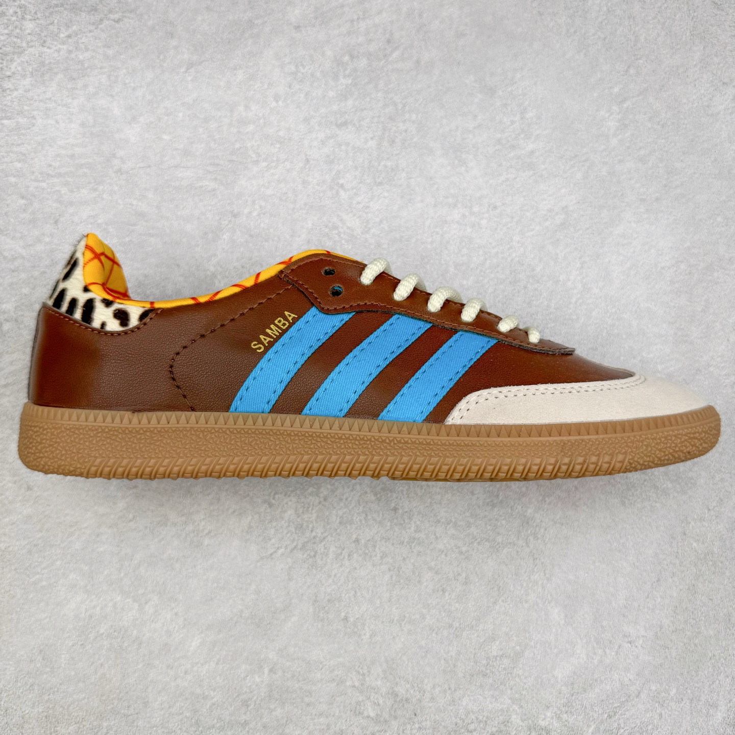 AD Original Samba OG 复古经典轻便板鞋 JI3098 这款桑巴鞋展示了高质量的工艺 带有装饰的超锁缝制和无缝的手感 柔软、柔软的皮革造型和标志性的3条纹完成了精致的外观 正规合身鞋带 鞋面上有绒面鞋垫 橡胶鞋底 享受正畸套筒软感 自50年代首次亮相以来就一直在赢得粉丝的青睐 尺码：36 36.5 37.5 38 38.5 39 40 40.5 41 42 42.5 43 44 44.5 45-选品中心