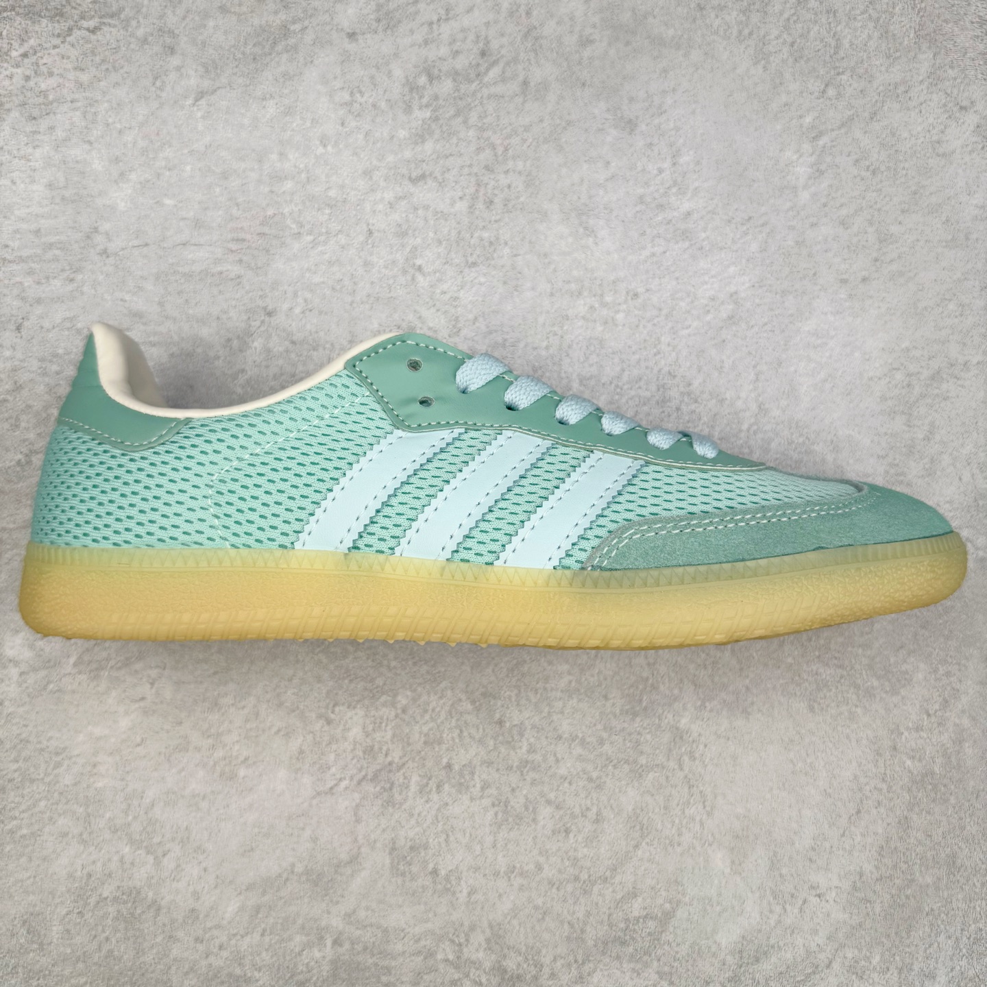 AD Original Samba OG 复古经典轻便板鞋 JI3179 这款桑巴鞋展示了高质量的工艺 带有装饰的超锁缝制和无缝的手感 柔软、柔软的皮革造型和标志性的3条纹完成了精致的外观 正规合身鞋带 鞋面上有绒面鞋垫 橡胶鞋底 享受正畸套筒软感 自50年代首次亮相以来就一直在赢得粉丝的青睐 尺码：36 36.5 37.5 38 38.5 39 40 40.5 41 42 42.5 43 44 44.5 45-选品中心