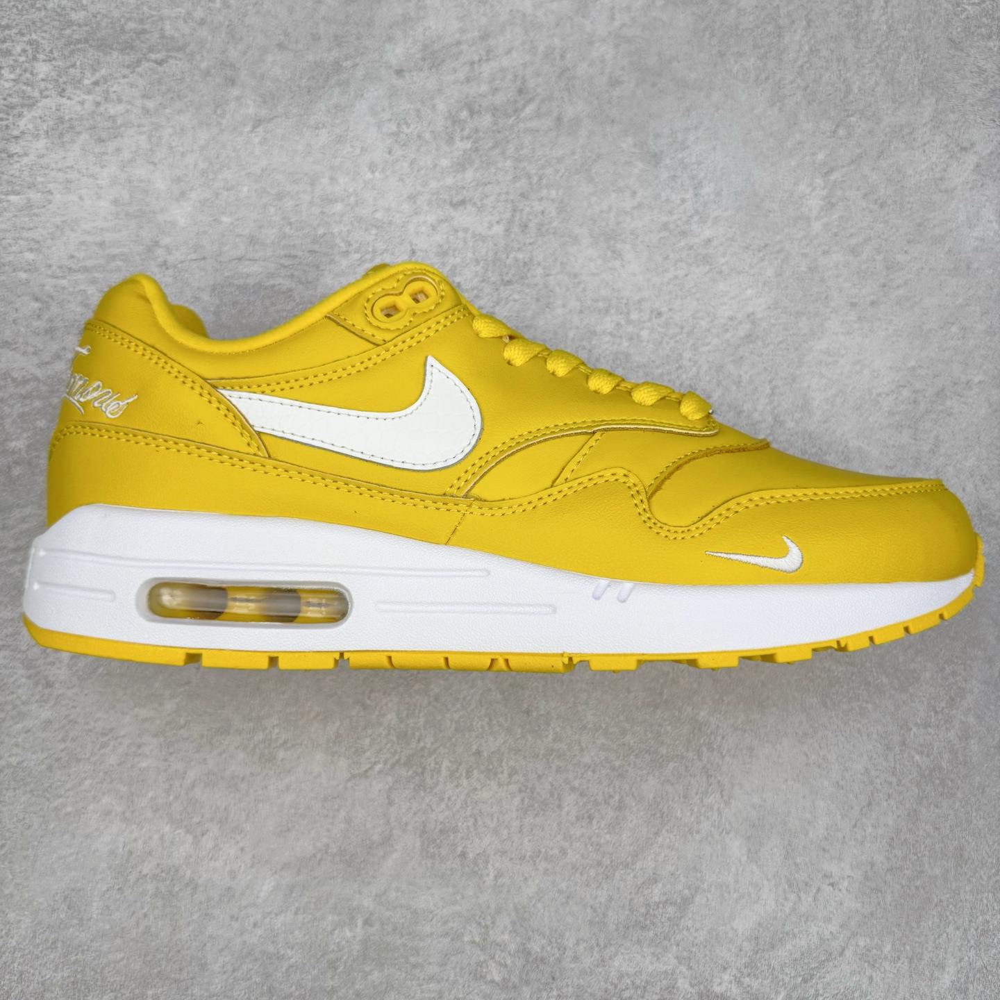 NK Air Max 1 初代复古气垫慢跑鞋 HF8813-700 由Tinker Hatfeld和Mark Parker在1987年设计 灵感来自于巴黎蓬皮杜中心 在参观了蓬皮杜中心之后提出了Air Max的标志性开窗可视气垫的理念 并将其实际开发成功 是NK史上第一双可视气垫跑鞋 凭借着Air Max气垫带来的舒适脚感和鞋面面料上的不断精进才使得Air Max 1在现如今都是复古慢跑鞋的首选 深厚的历史渊源 独特的流线形设计 极为复古的外观使得它深受鞋迷的喜爱 尺码：36 36.5 37.5 38 38.5 39 40 40.5 41 42 42.5 43 44 44.5 45-选品中心
