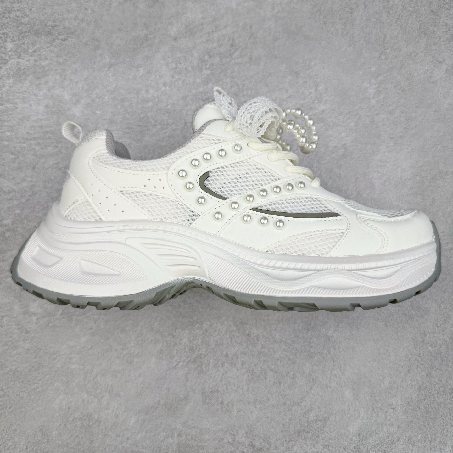 GG-CC Chunky Low雷丝珍珠链休闲运动厚底老爹鞋系列 广东大厂出品 完美细节 GGCC 25ss春夏爆款 厚底增高 大长腿 时髦look轻松定格 不费力展现率性氛围 高档银盒 酷帅机能风不规则设计大底 银白配色好温柔 缎带蝴蝶结/珍珠鞋扣/月牙底 柔软有弹性的月牙底和增加舒适度显腿长的5cm增高 长时间走路和站立都不累脚轻便舒适百搭 不管怎么搭都好看~ 尺码：35 36 37 38 39 40-选品中心