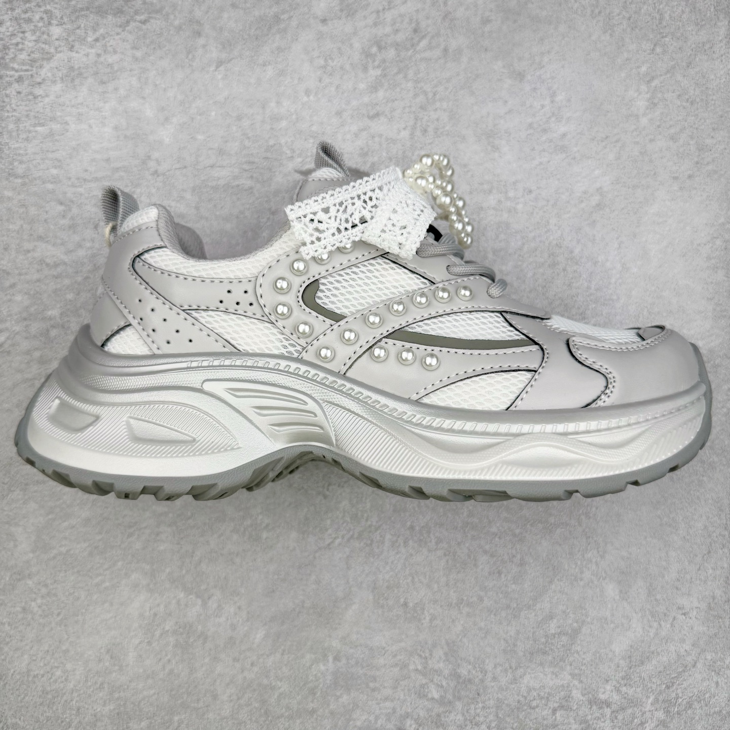 GG-CC Chunky Low雷丝珍珠链休闲运动厚底老爹鞋系列 广东大厂出品 完美细节 GGCC 25ss春夏爆款 厚底增高 大长腿 时髦look轻松定格 不费力展现率性氛围 高档银盒 酷帅机能风不规则设计大底 银白配色好温柔 缎带蝴蝶结/珍珠鞋扣/月牙底 柔软有弹性的月牙底和增加舒适度显腿长的5cm增高 长时间走路和站立都不累脚轻便舒适百搭 不管怎么搭都好看~ 尺码：35 36 37 38 39 40-选品中心