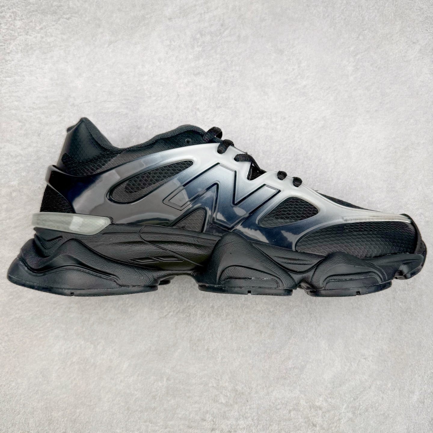 New Balance NB9060 复古运动鞋 新百伦又带来了新鞋型 并且是与芝加哥街头品牌 Joe Freshgoods 的联名款 鞋身主体采用了类似 990 系列的设计风格 与传统复古慢跑鞋区别不大 最大的变化就是鞋底部分 在传统设计的中底外层 增加了多个分区的模块 圆润的线条设计与我们熟悉的 New Balance 风格截然不同 但与同样充满弧形线条的鞋面搭配 看起来毫无违和感 尺码：36-45-选品中心