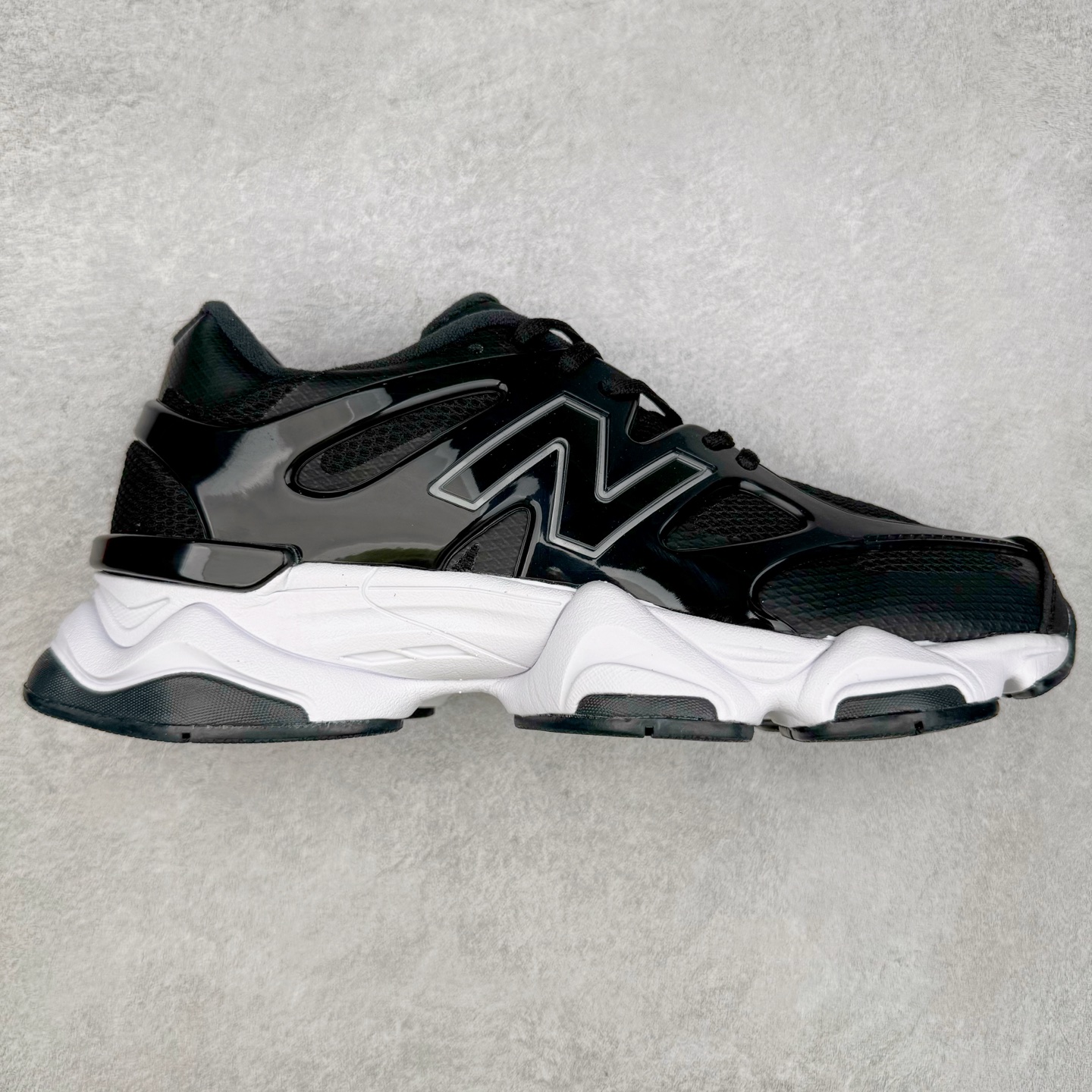 New Balance NB9060 复古运动鞋 新百伦又带来了新鞋型 并且是与芝加哥街头品牌 Joe Freshgoods 的联名款 鞋身主体采用了类似 990 系列的设计风格 与传统复古慢跑鞋区别不大 最大的变化就是鞋底部分 在传统设计的中底外层 增加了多个分区的模块 圆润的线条设计与我们熟悉的 New Balance 风格截然不同 但与同样充满弧形线条的鞋面搭配 看起来毫无违和感 尺码：36-45-选品中心