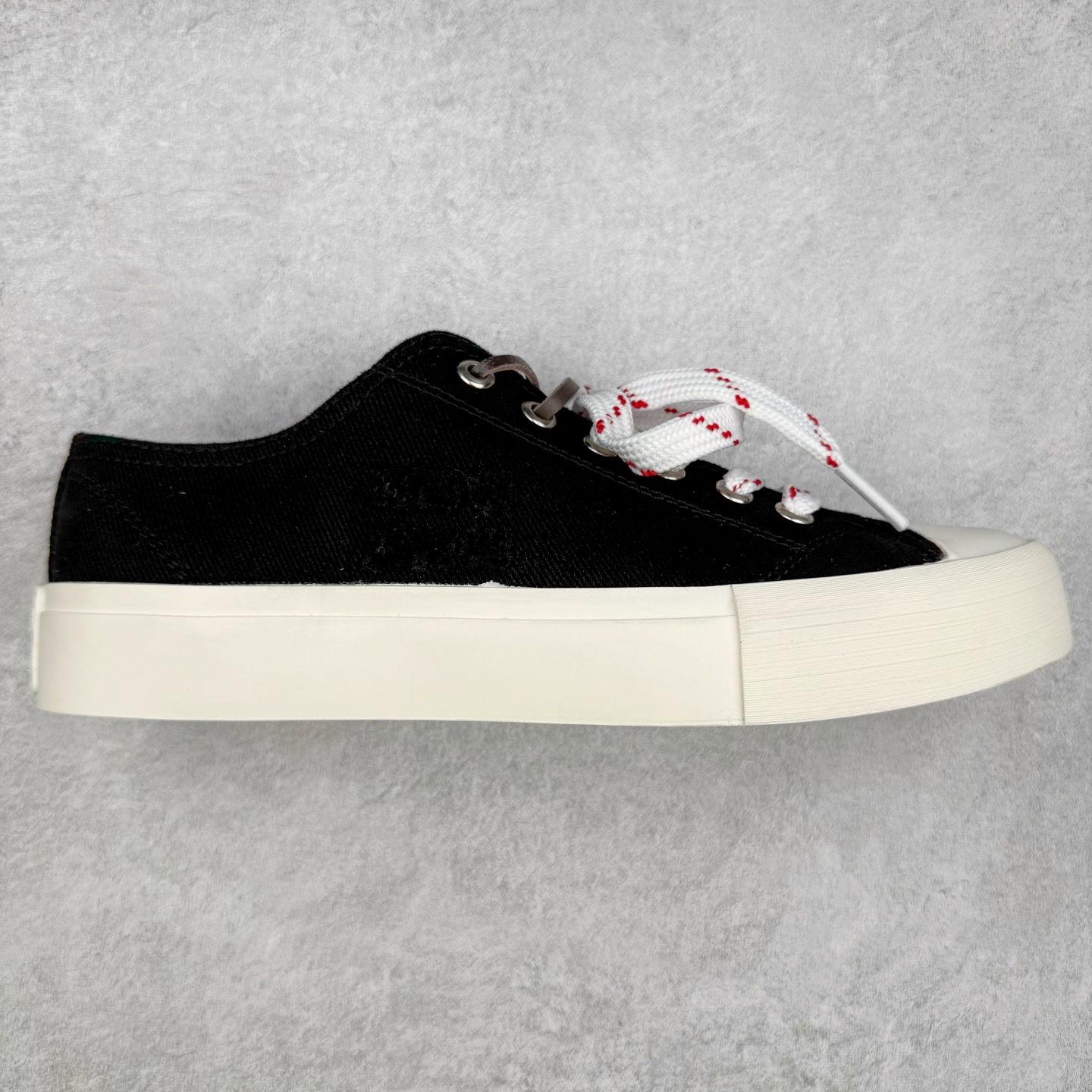 MiuMiu 缪缪 最新款 水洗 丹宁 牛仔布 帆布鞋 厚底 休闲 运动鞋 小红书爆款推荐 原版购入开发 做货 这款运动鞋体现了Miu Miu的探索精神。水洗丹宁牛仔的独特质感与皮革和棉质鞋带细节设计相得益彰，搭配坚韧耐穿的鞋底，尽显休闲气息 配送专柜精美包装🛍📦 ▪️面料： 原版定制进口高密度帆布 ▪️内里：原版定制高密度帆布 ▪️鞋底：原版开模防滑橡胶材质 ▪️底厚：3CM ▪️尺码：35 36 37 38 39 40-选品中心