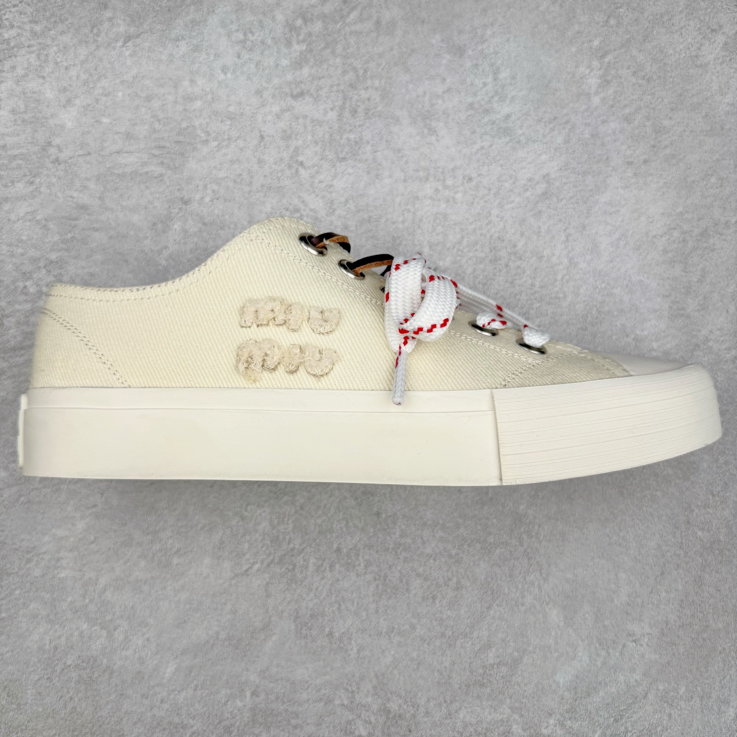 MiuMiu 缪缪 最新款 水洗 丹宁 牛仔布 帆布鞋 厚底 休闲 运动鞋 小红书爆款推荐 原版购入开发 做货 这款运动鞋体现了Miu Miu的探索精神。水洗丹宁牛仔的独特质感与皮革和棉质鞋带细节设计相得益彰，搭配坚韧耐穿的鞋底，尽显休闲气息 配送专柜精美包装🛍📦 ▪️面料： 原版定制进口高密度帆布 ▪️内里：原版定制高密度帆布 ▪️鞋底：原版开模防滑橡胶材质 ▪️底厚：3CM ▪️尺码：35 36 37 38 39 40-选品中心