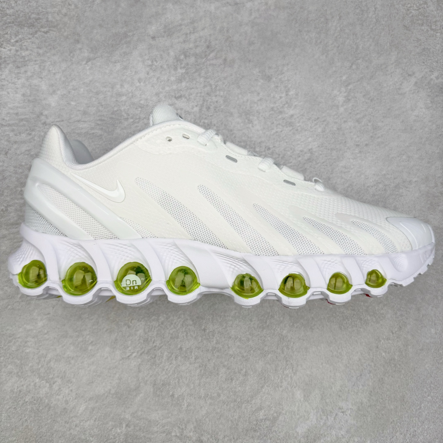 NK Air Max DN8 全掌科技气垫缓震运动跑鞋 FQ7860-038 DN8的核心亮点在于其八腔气垫结构 根据不同部位设定的气压值专为行走设计 提供卓越的舒适感 鞋面的设计让人联想到上世纪90年代末至2000年代初的多款Air Max 中底上系列圆形孔洞引发了热议 不少人将其与竞争品牌的缓震技术进行比较 例如K-SWISS 2010年代初推出的Tubes技 及以多孔鞋底闻名的品牌 尺码：36 36.5 37.5 38 38.5 39 40 40.5 41 42 42.5 43 44 44.5 45-选品中心