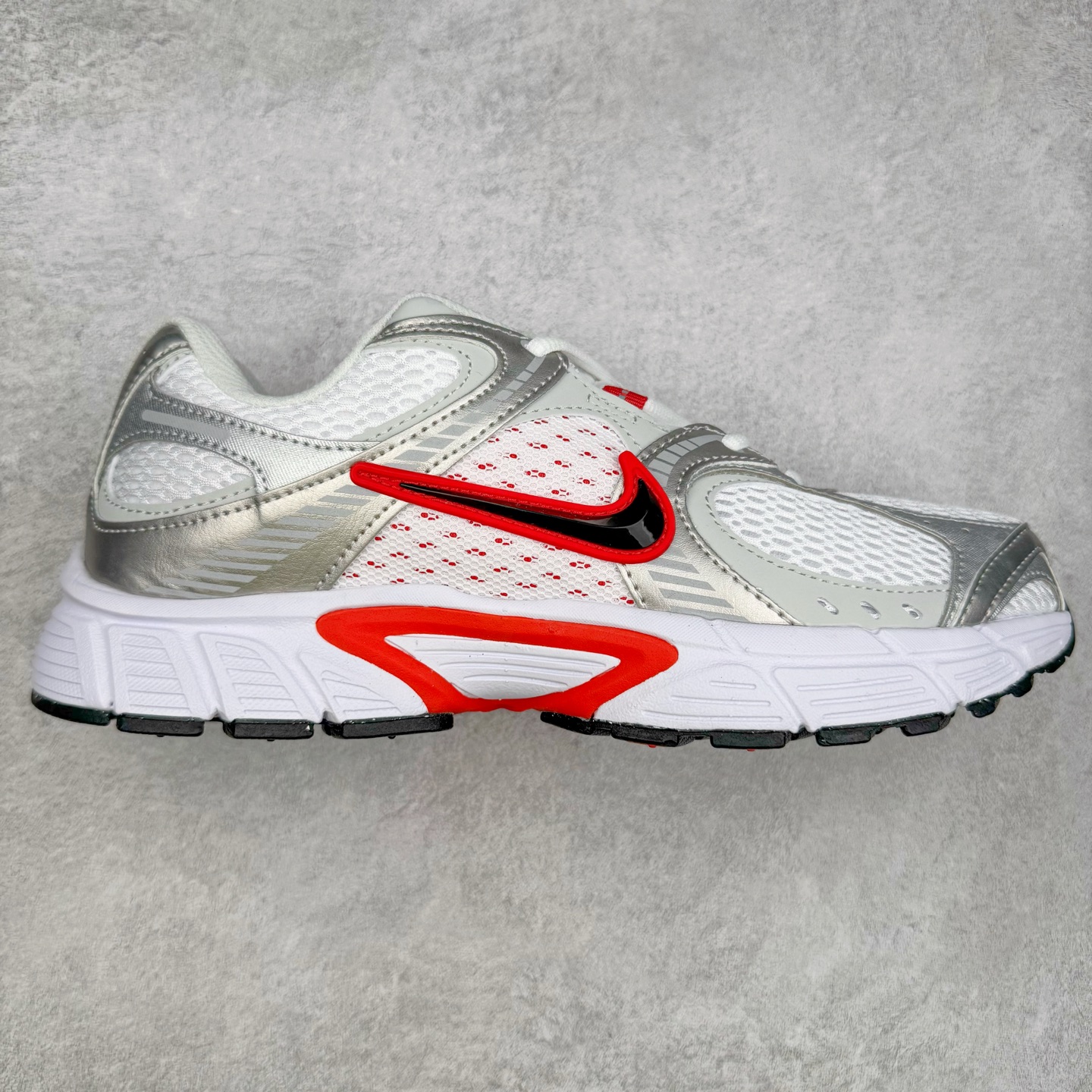 NK V5 RNR 舒适百搭防滑耐磨低帮跑步鞋 HQ7901-100 舒适有型适合日常穿着 该鞋款延续千禧年经典设计搭载泡绵中底 厚实而轻盈匠心细节巧搭立体耐克勾标志焕新演绎复古跑鞋 鞋款从千禧年美学汲取灵感 混搭多种材质突显层次感立体感和传统跑步风范 尺码：36 36.5 37.5 38 38.5 39 40 40.5 41 42 42.5 43 44 44.5 45-选品中心