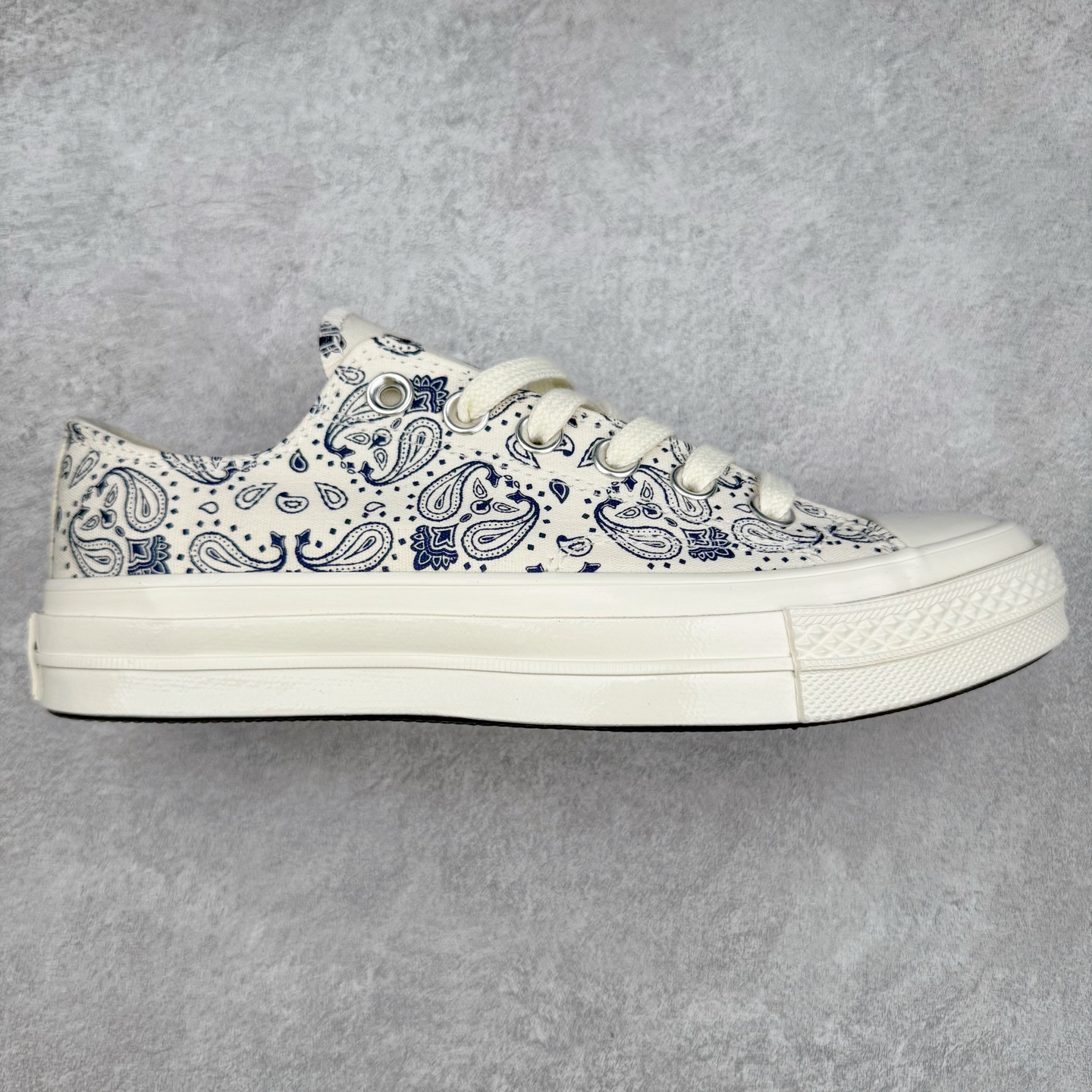 Converse 1970s 腰果花系列 匡威新款 复古回潮 经典70s鞋型加持帆布鞋身 搭配腰果花元素 自带复古氛围感 日系风拉满 货号：A15751C 蓝色 货号：A15752C 白色 尺码：35 36 36.5 37 37.5 38 39 39.5 40 41 41.5 42 42.5 43 44-选品中心