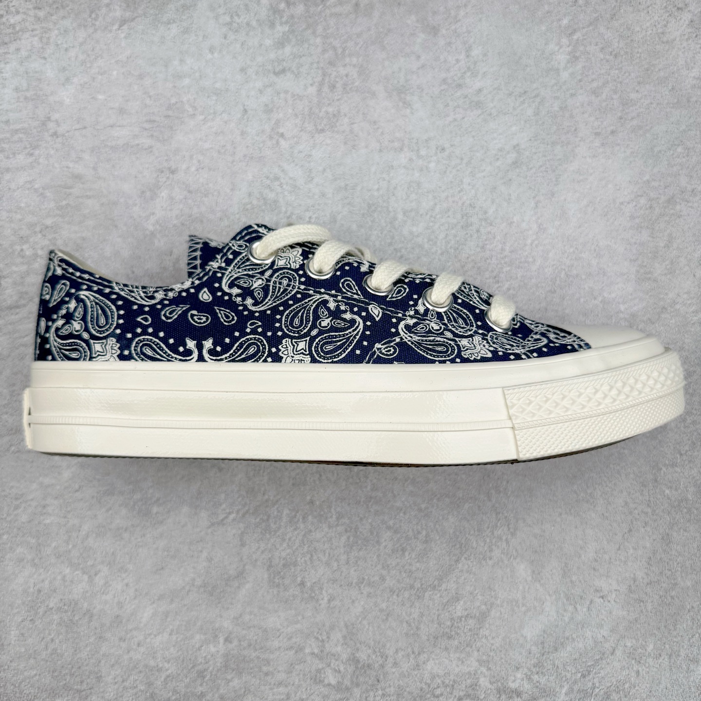 Converse 1970s 腰果花系列 匡威新款 复古回潮 经典70s鞋型加持帆布鞋身 搭配腰果花元素 自带复古氛围感 日系风拉满 货号：A15751C 蓝色 货号：A15752C 白色 尺码：35 36 36.5 37 37.5 38 39 39.5 40 41 41.5 42 42.5 43 44-选品中心