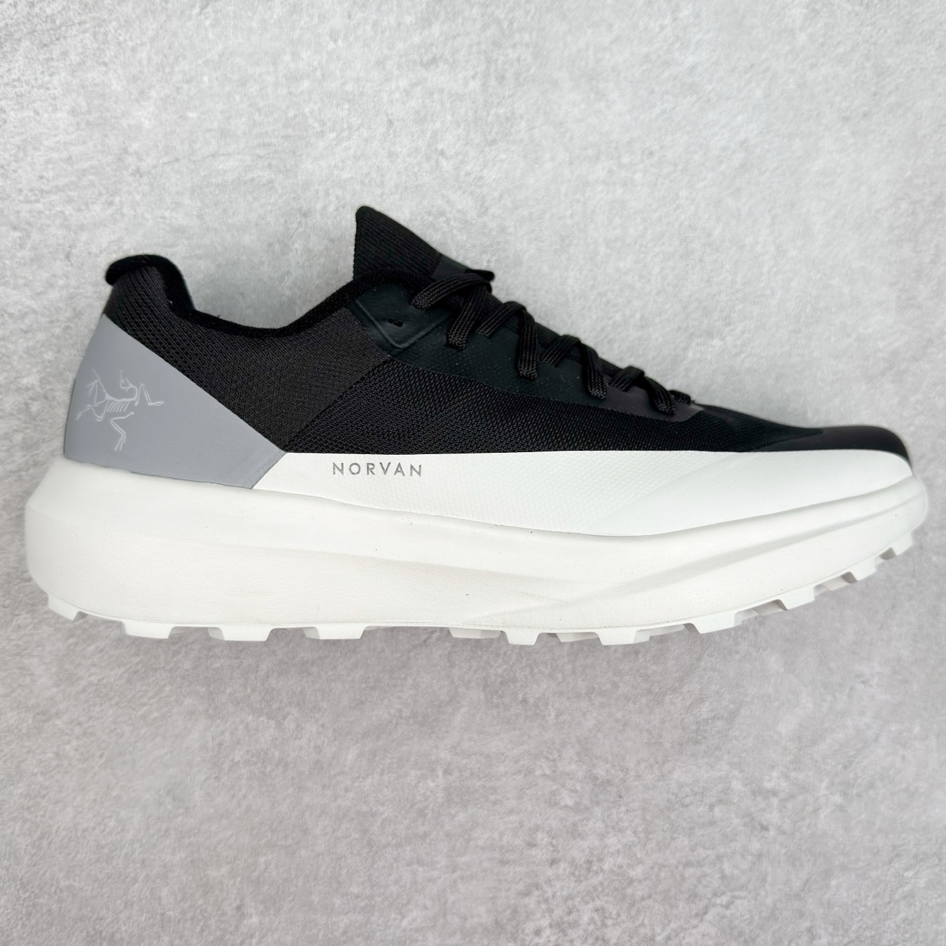 ＃HP Arcteryx Norvan LD 4 始祖鸟舒适柔软防滑耐磨低帮越野跑步鞋 Arcteryx中文名始祖鸟 加拿大户外服饰品牌 1989年创立于加拿大温哥华 始祖鸟来自加拿大海岸山脉 植根高山的专业户外品牌 始终秉承对精湛设计和工艺孜孜以求的准则 从1989年创立至今 Arcteryx始终不断在产品设计与做工上不惜工本 以满足始祖鸟的标准 品质、设计以及精简的理念造就了其良好的性能 并能满足严苛环境下的使用需求 尺码：36 37 38 39 40 41 42 43 44-选品中心