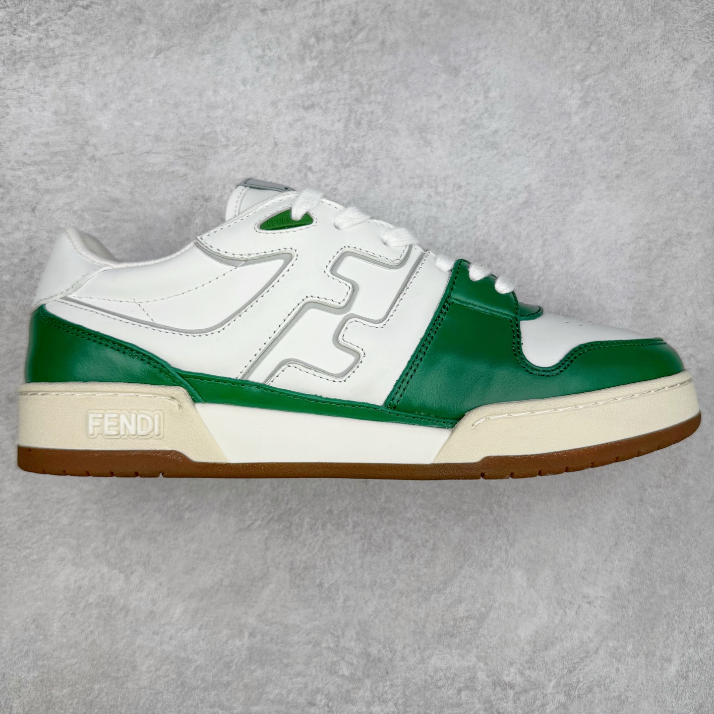 图片[3]-＃纯原 FENDI 芬迪 Match sneaters 魔术贴低帮运动鞋 独家定制 全身20几个细节点全部做到一致还原 吊打市面所有版本 独家原装套装配件官方同源 渠道原装订单 全套专柜包装物及配件#鞋底嵌入核心防伪芯片感应装置 FENDI芬迪match最新爆款情侣款运动鞋板鞋原版购入 高工艺无缝细空胶技术 贴楦误差0.05mm,鞋底采用固特异内外锁死工艺 最大限度弯折永不开胶 原鞋一致效果环保无味 鞋面采用麂皮和皮革拼接组合 logo内里采用毛巾绒里 上脚超级柔软 轻便 舒适搭配卫衣 尺码：35 36 37 38 39 40 41 42 43 44 45-选品中心