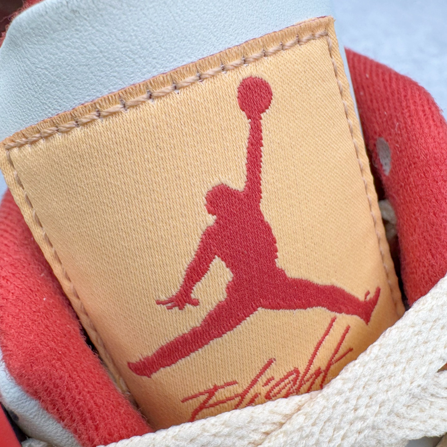 图片[12]-＃TG私人订单 Air Jordan AJ4 Retro 氧化做旧白红喷火龙 A9129-105 原纸板楦头开发 定制优质皮料 完美鞋型匹配公司货 正确TPU鞋舌锁扣 最新原厂底模 大底卡色咬花完美 鞋柜必备鞋款 终端现货供应 尺码：36 36.5 37.5 38 38.5 39 40 40.5 41 42 42.5 43 44 44.5 45 46 47.5-选品中心