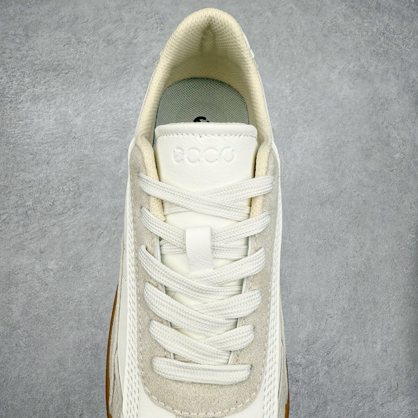 图片[5]-ECCO爱步舒适休闲板鞋男 夏季时尚拼接德训鞋 柔酷零点系列 臻选皮革采用牛皮剖层与牛皮拼接鞋面 质感丰富，彰显个性 造型升级，重塑鞋型与线条 简约系带设计 可自由调节松紧 贴合脚型 鞋底采用PU鞋底 轻盈柔韧，舒适耐穿 融合怀旧元素与现代灵感 复古回潮 重塑经典 漫步都市，共赴恣意的闲暇时光 尺码：39 40 41 42 43 44（运动码）-选品中心