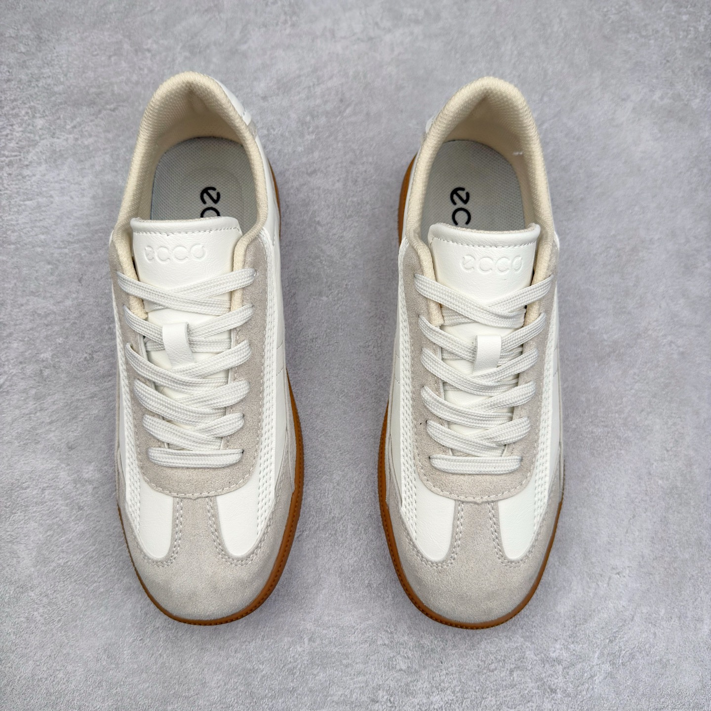 图片[2]-ECCO爱步舒适休闲板鞋男 夏季时尚拼接德训鞋 柔酷零点系列 臻选皮革采用牛皮剖层与牛皮拼接鞋面 质感丰富，彰显个性 造型升级，重塑鞋型与线条 简约系带设计 可自由调节松紧 贴合脚型 鞋底采用PU鞋底 轻盈柔韧，舒适耐穿 融合怀旧元素与现代灵感 复古回潮 重塑经典 漫步都市，共赴恣意的闲暇时光 尺码：39 40 41 42 43 44（运动码）-选品中心