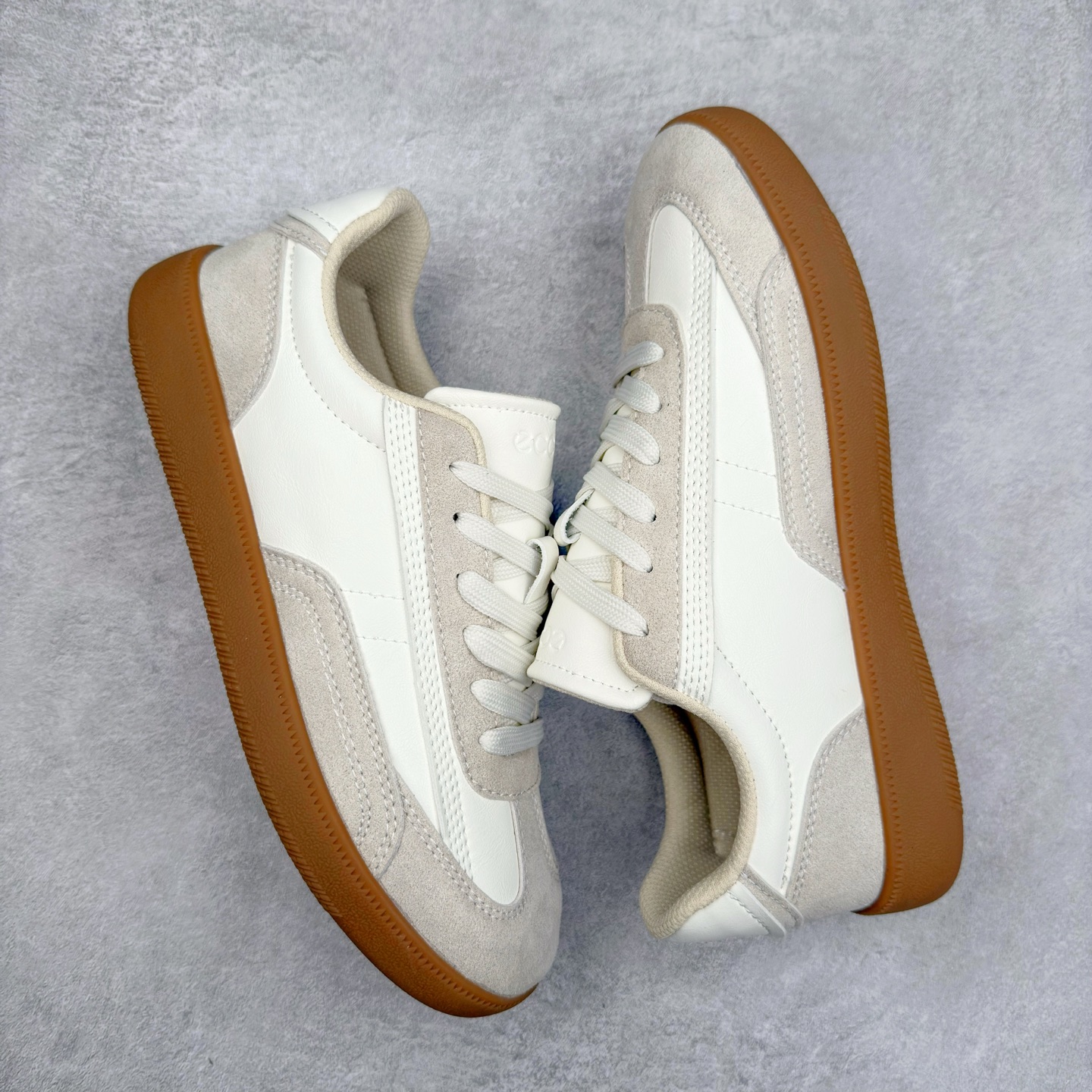 图片[3]-ECCO爱步舒适休闲板鞋男 夏季时尚拼接德训鞋 柔酷零点系列 臻选皮革采用牛皮剖层与牛皮拼接鞋面 质感丰富，彰显个性 造型升级，重塑鞋型与线条 简约系带设计 可自由调节松紧 贴合脚型 鞋底采用PU鞋底 轻盈柔韧，舒适耐穿 融合怀旧元素与现代灵感 复古回潮 重塑经典 漫步都市，共赴恣意的闲暇时光 尺码：39 40 41 42 43 44（运动码）-选品中心