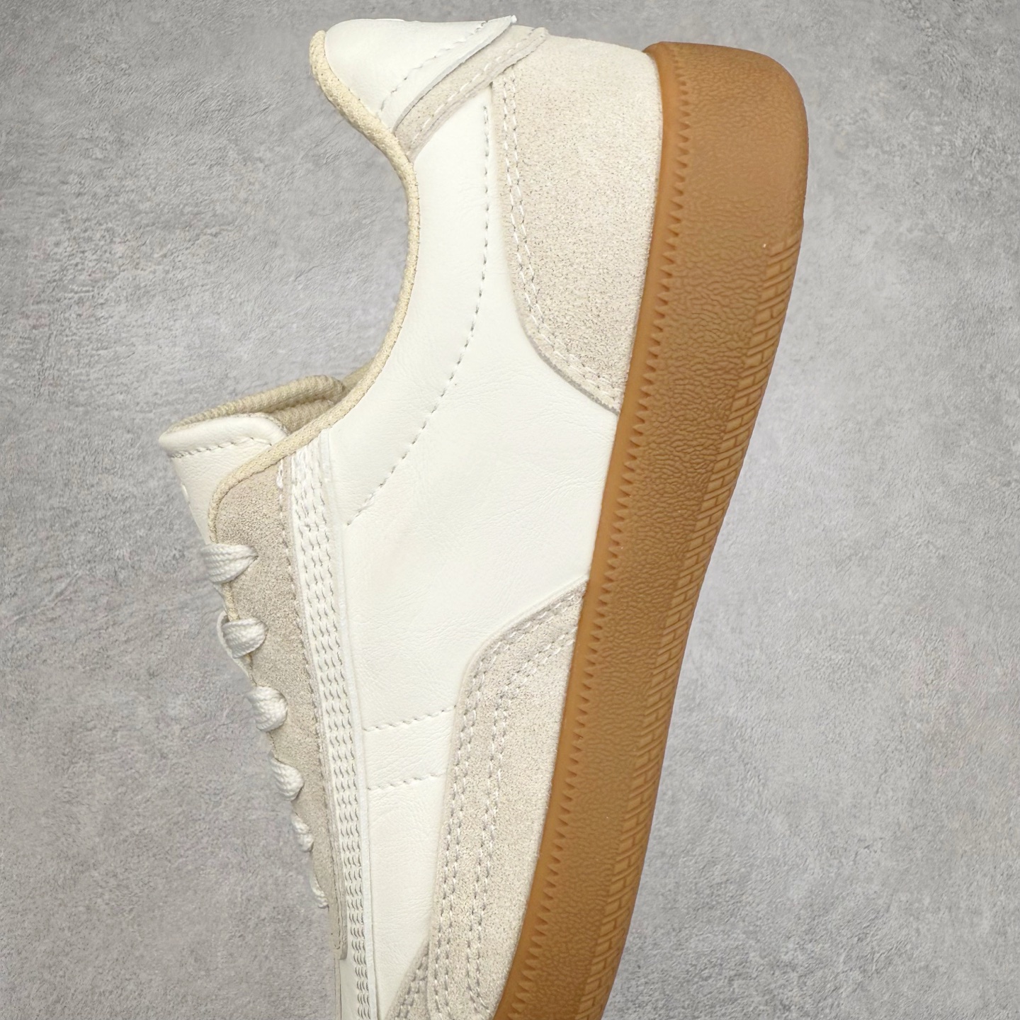 图片[7]-ECCO爱步舒适休闲板鞋男 夏季时尚拼接德训鞋 柔酷零点系列 臻选皮革采用牛皮剖层与牛皮拼接鞋面 质感丰富，彰显个性 造型升级，重塑鞋型与线条 简约系带设计 可自由调节松紧 贴合脚型 鞋底采用PU鞋底 轻盈柔韧，舒适耐穿 融合怀旧元素与现代灵感 复古回潮 重塑经典 漫步都市，共赴恣意的闲暇时光 尺码：39 40 41 42 43 44（运动码）-选品中心