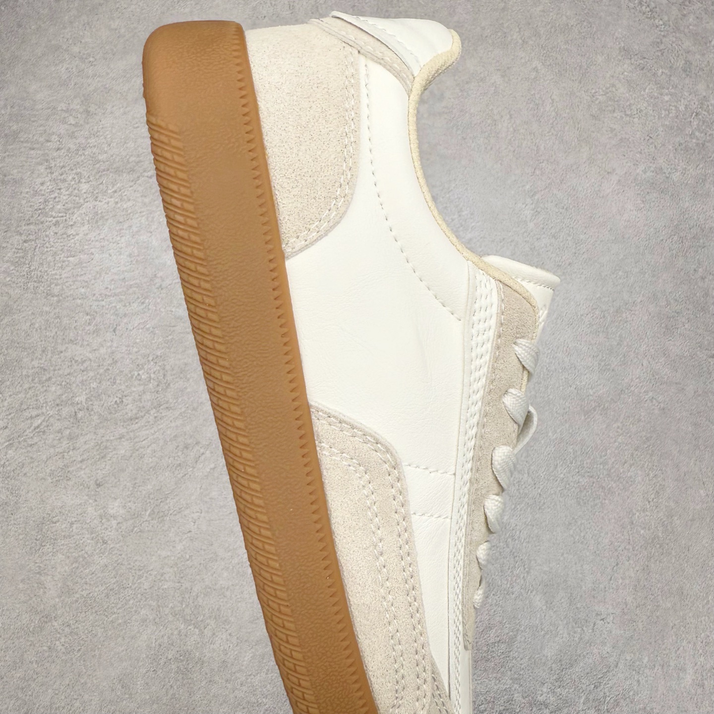 图片[6]-ECCO爱步舒适休闲板鞋男 夏季时尚拼接德训鞋 柔酷零点系列 臻选皮革采用牛皮剖层与牛皮拼接鞋面 质感丰富，彰显个性 造型升级，重塑鞋型与线条 简约系带设计 可自由调节松紧 贴合脚型 鞋底采用PU鞋底 轻盈柔韧，舒适耐穿 融合怀旧元素与现代灵感 复古回潮 重塑经典 漫步都市，共赴恣意的闲暇时光 尺码：39 40 41 42 43 44（运动码）-选品中心